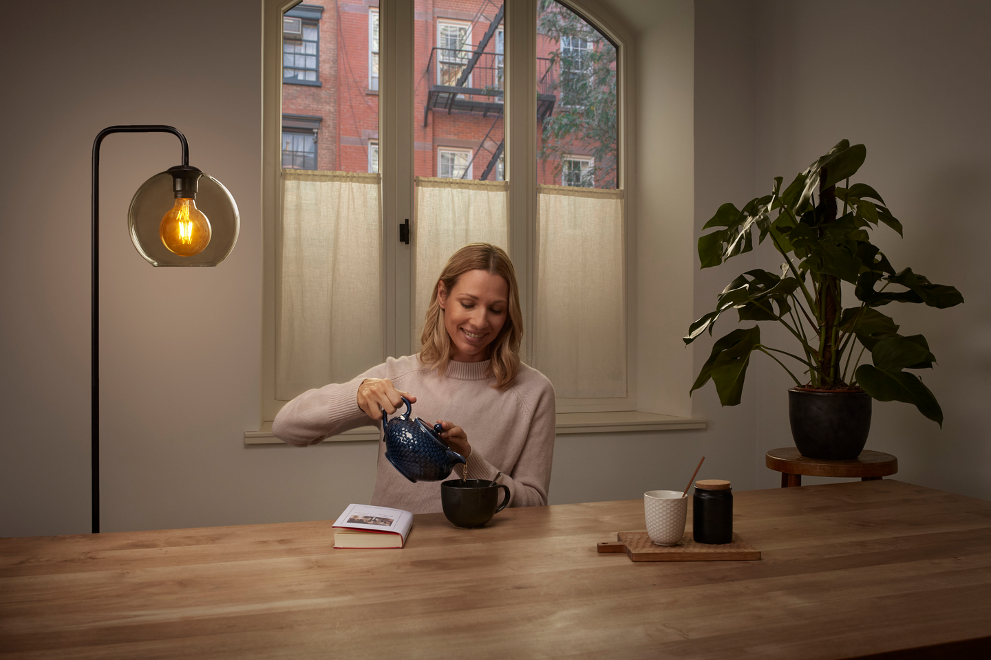 Lattiavalaisin LEDVANCE 1906 Globe Floor 300x200x1540 savu