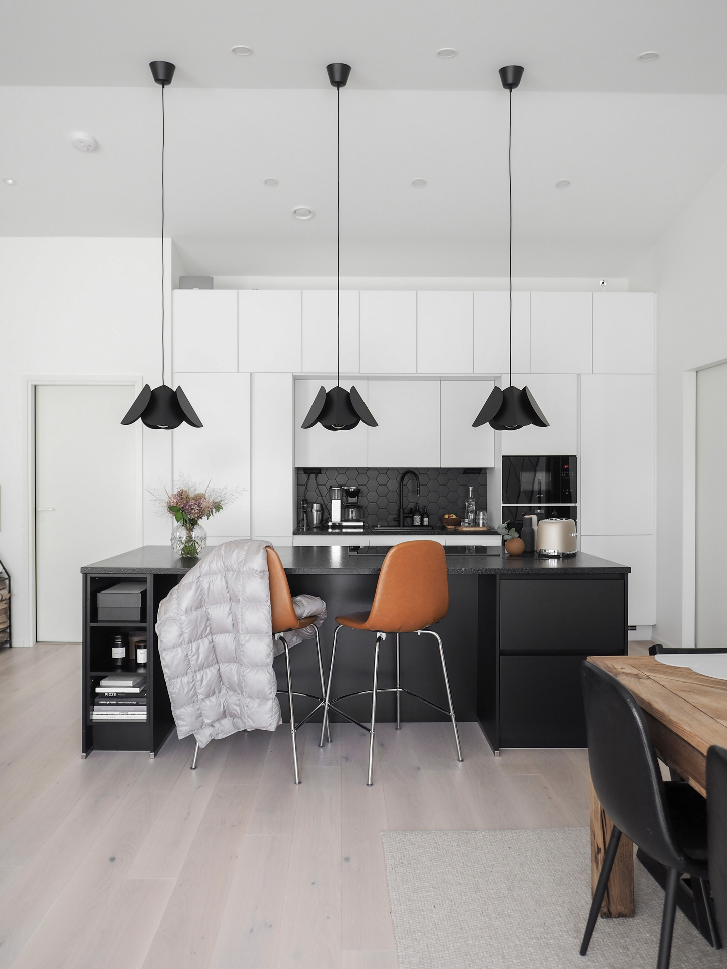 Riippuvalaisin Sessak Lehmus musta