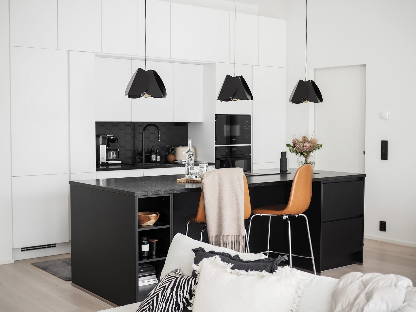 Riippuvalaisin Sessak Lehmus musta