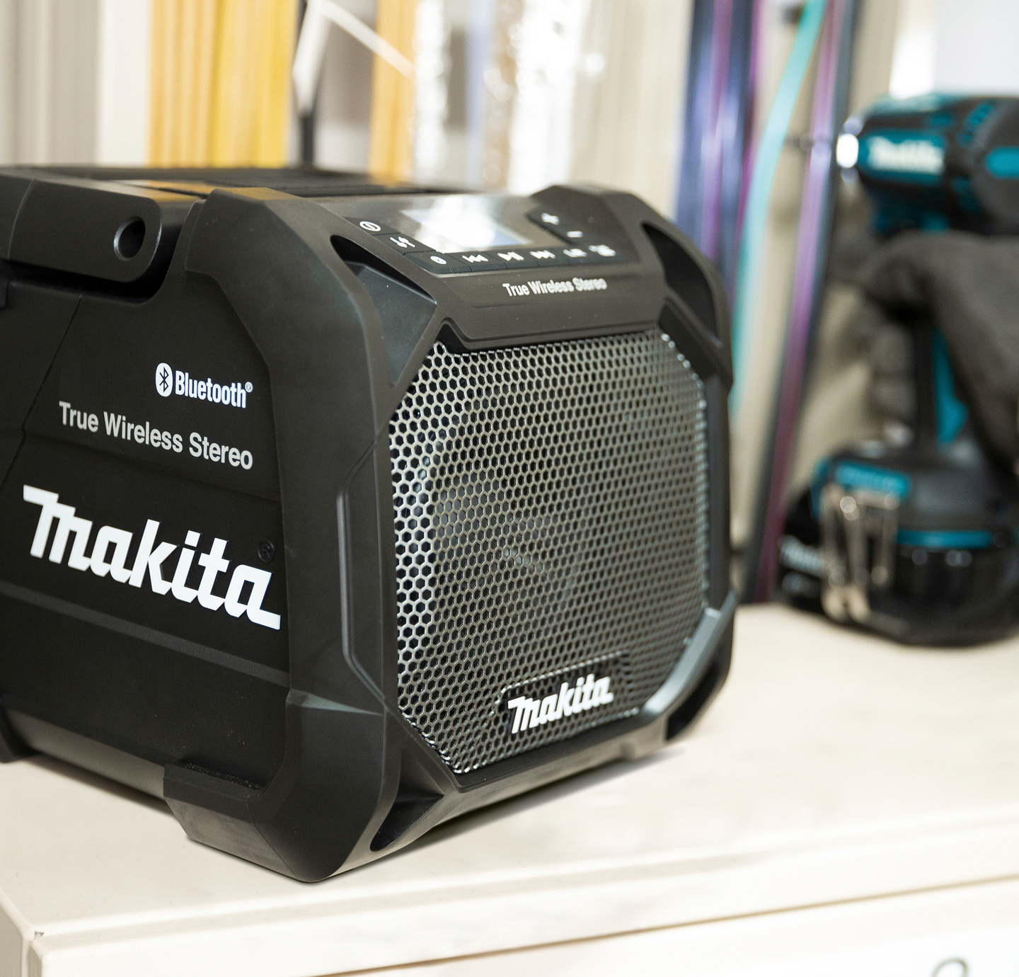 Kaiutin Makita DMR203B CXT/LXT tai verkkovirta runko