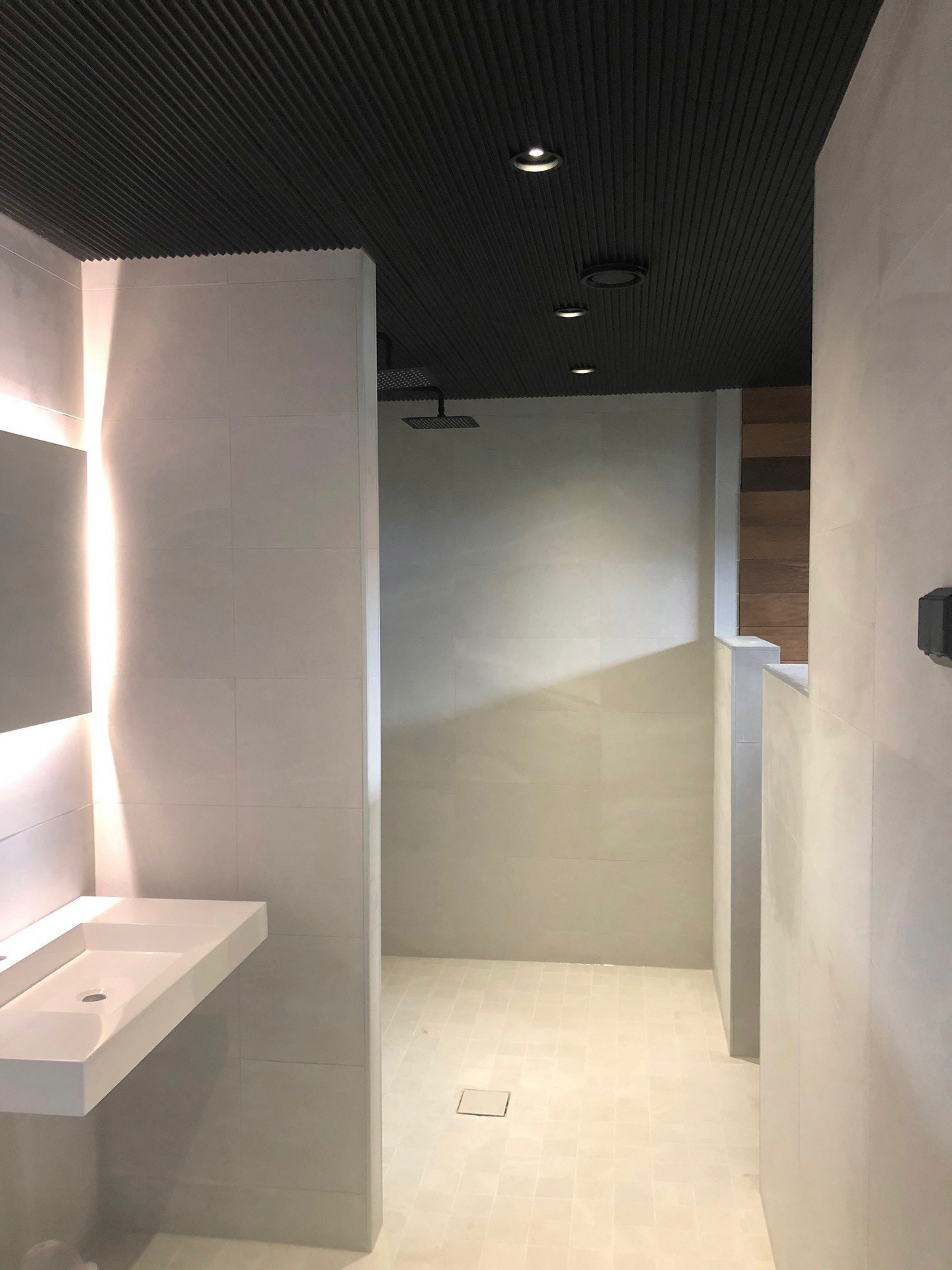 Sisustuspaneeli Siparila VIRE 15x90x2700 musta 1,28m²