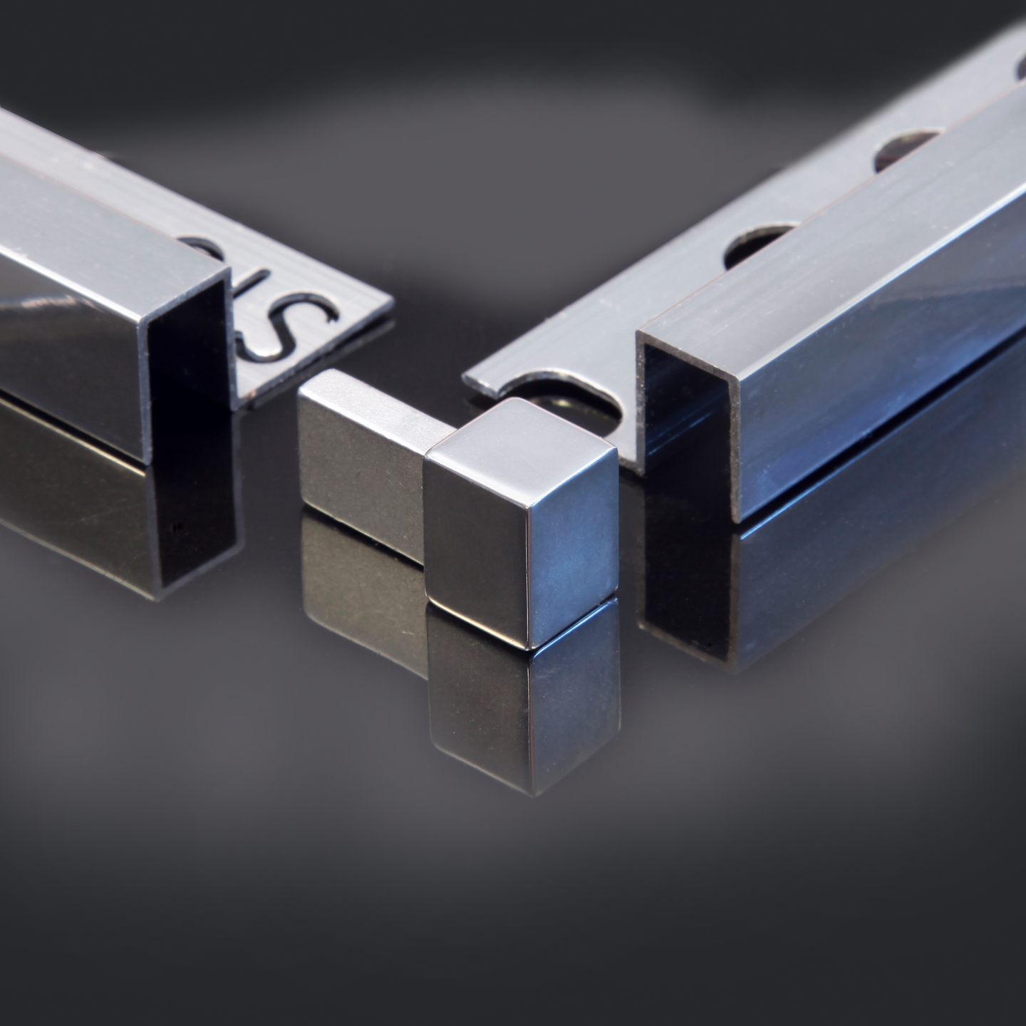 Laattal. kulmapala neliö 10mm musta 2kpl