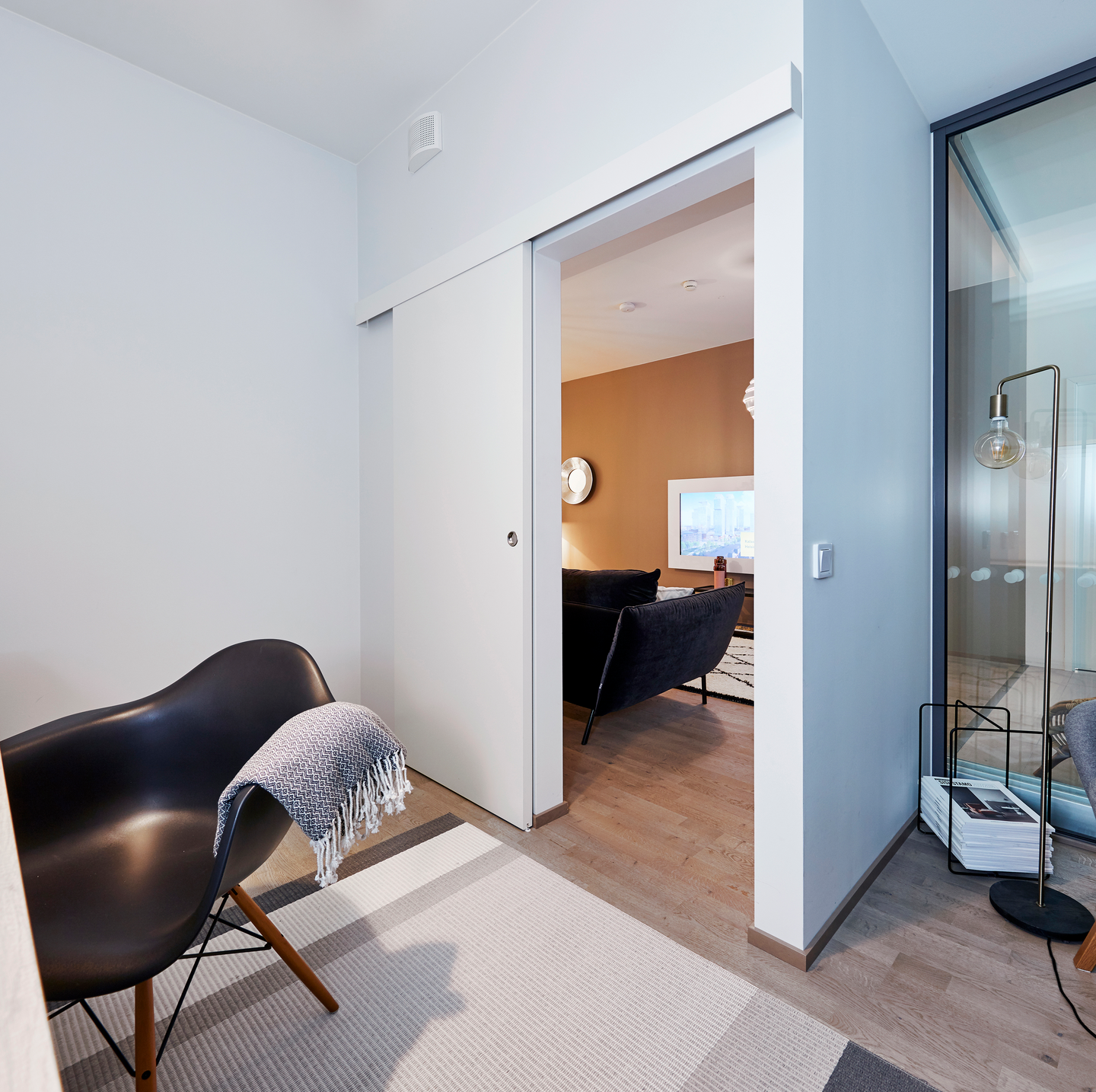 Liukuovikiskosetti Helaform valkoisella peitelevyllä ja Flow-kiskolla 3000mm