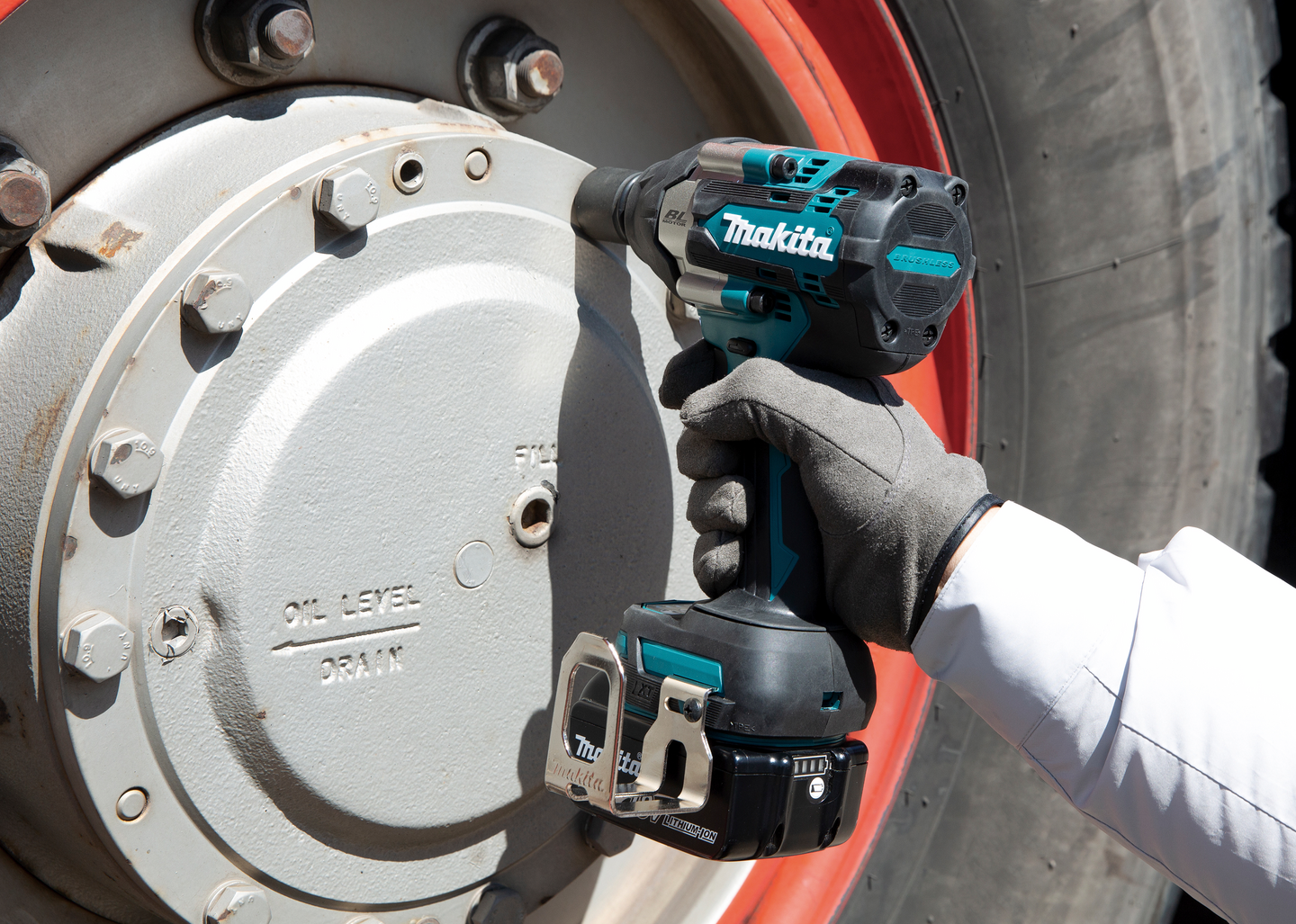 Akkumutterinväännin Makita DTW700RTJ 18V 700Nm 2x5,0Ah akut