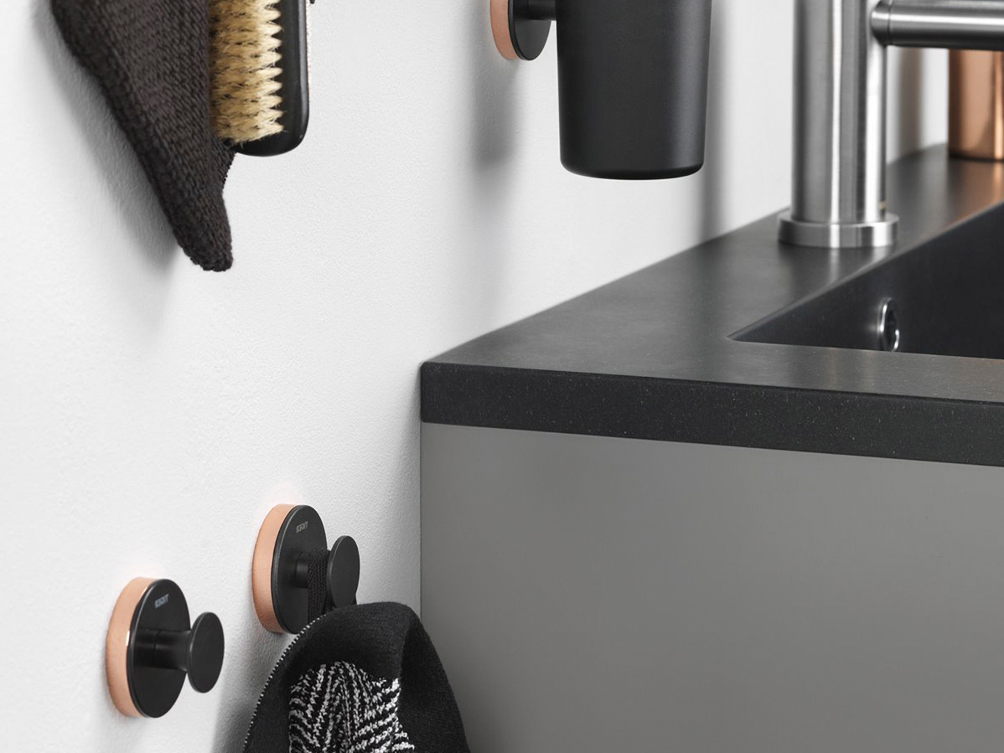 Iso koukku Tiger urban musta