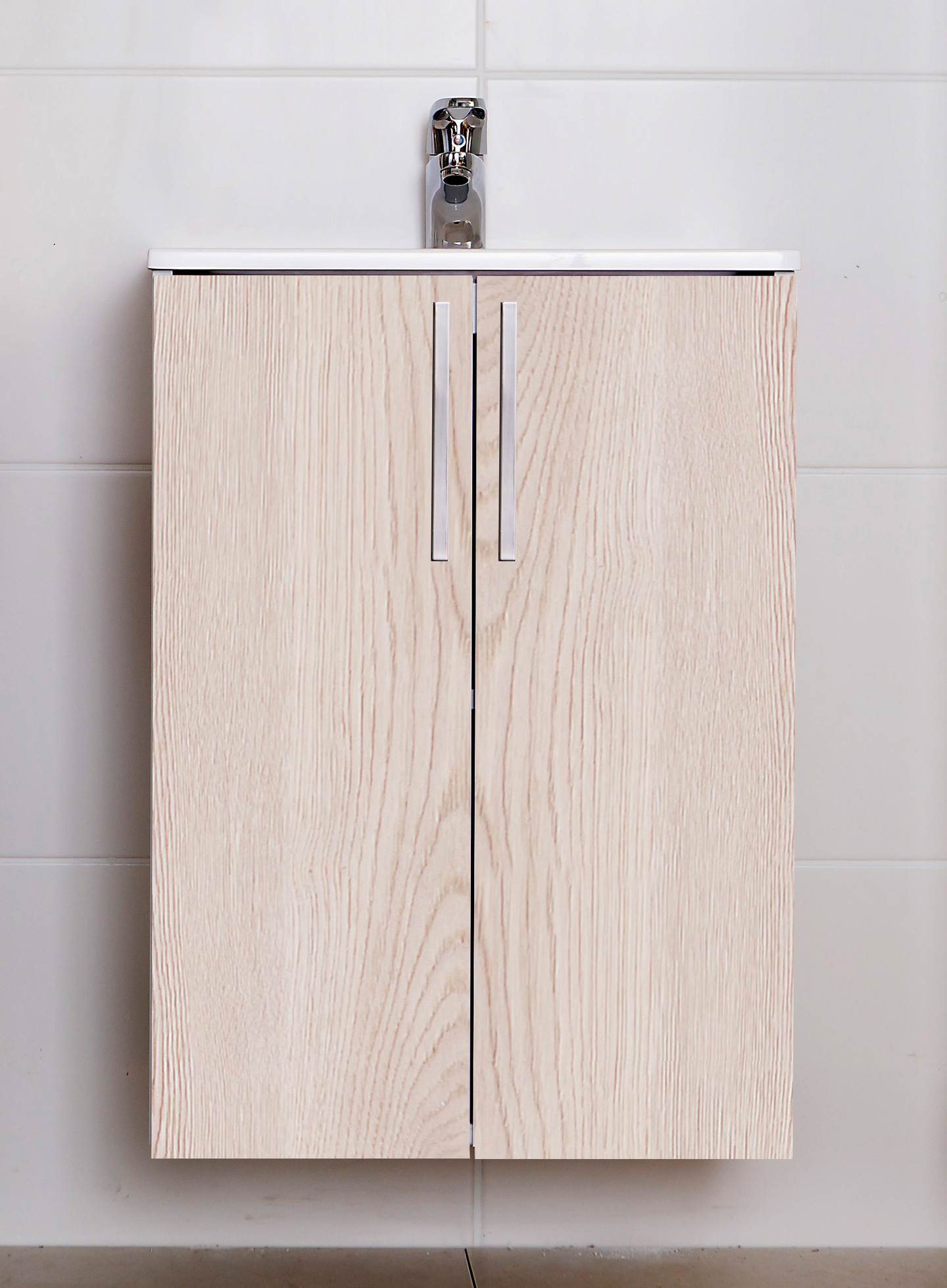 Allaskaappi Finnmirror Classic 50 valumarmorialtaalla vaalea tammi