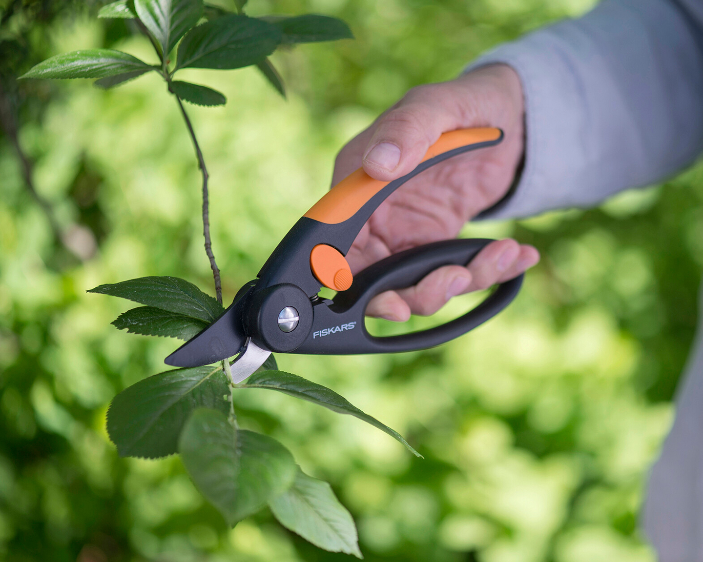 Oksasakset Fiskars ohileikkaava sormilenkillä