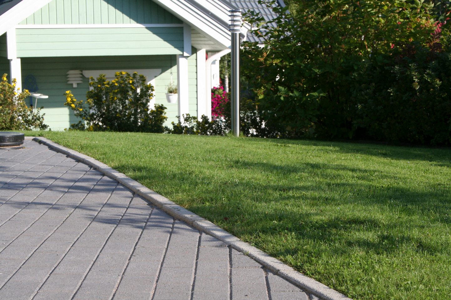 Nurmikonreunakivi HB 400x60x120mm harmaa 108kpl/lava 675kg/lava