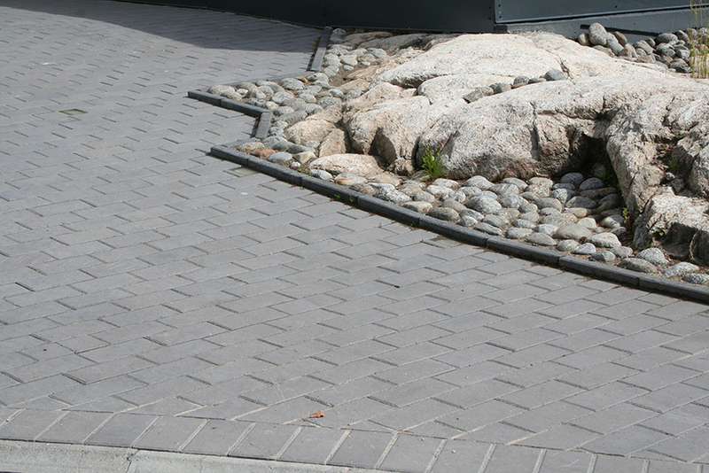 Nurmikonreunakivi HB 400x60x120mm musta 108kpl/lava 675kg/lava