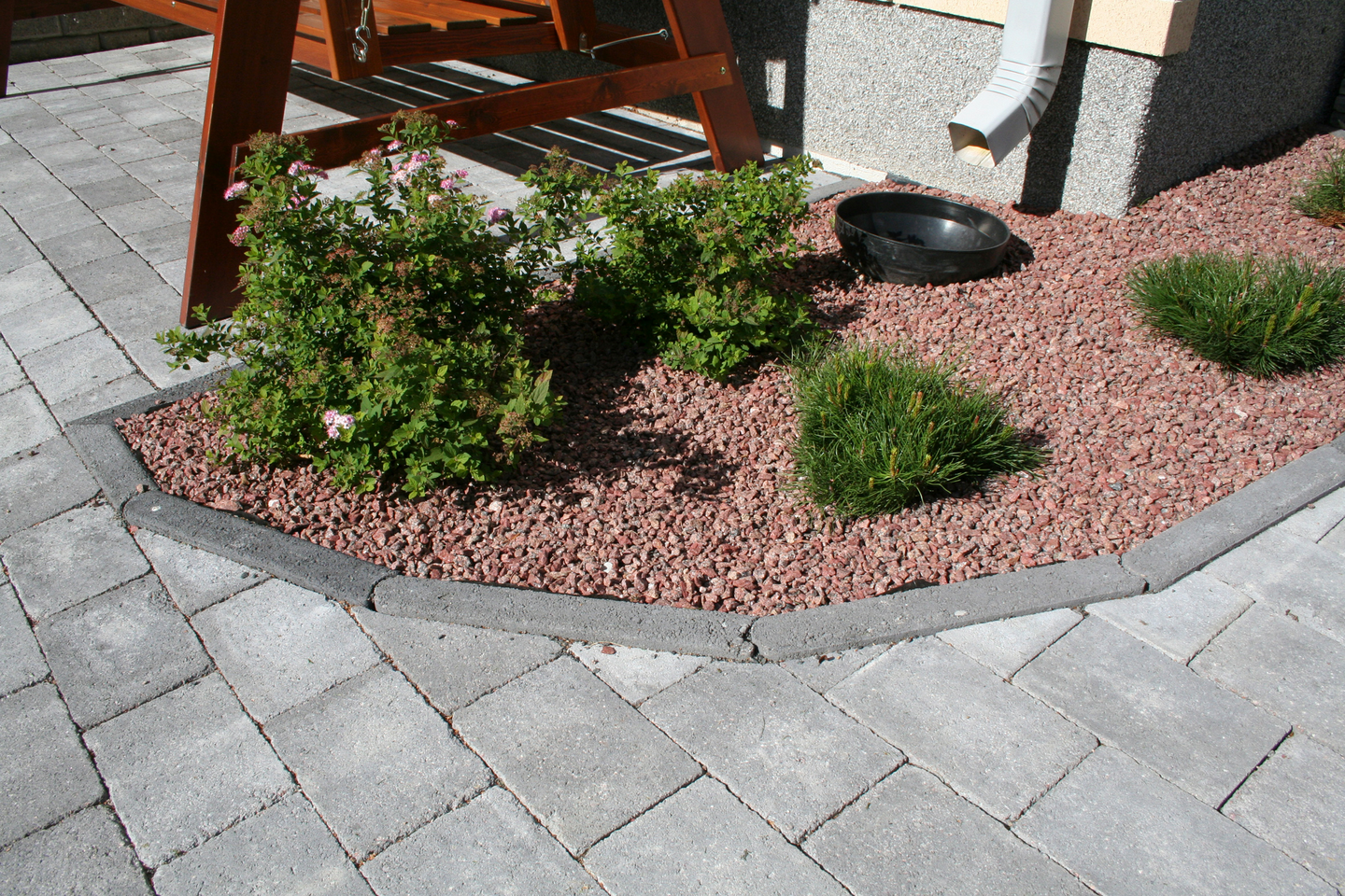 Nurmikonreunakivi HB 400x60x120mm musta 108kpl/lava 675kg/lava