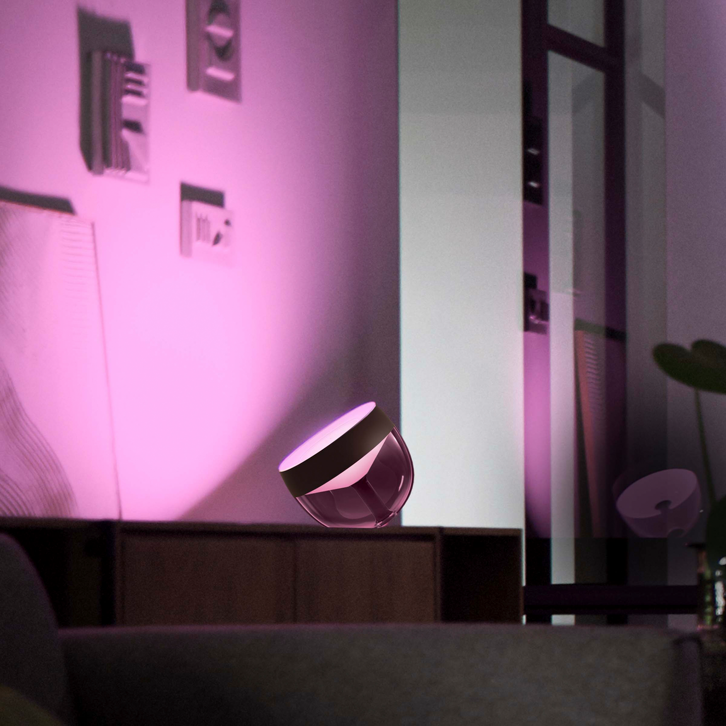 Pöytävalaisin Philips Hue Iris 570lm musta