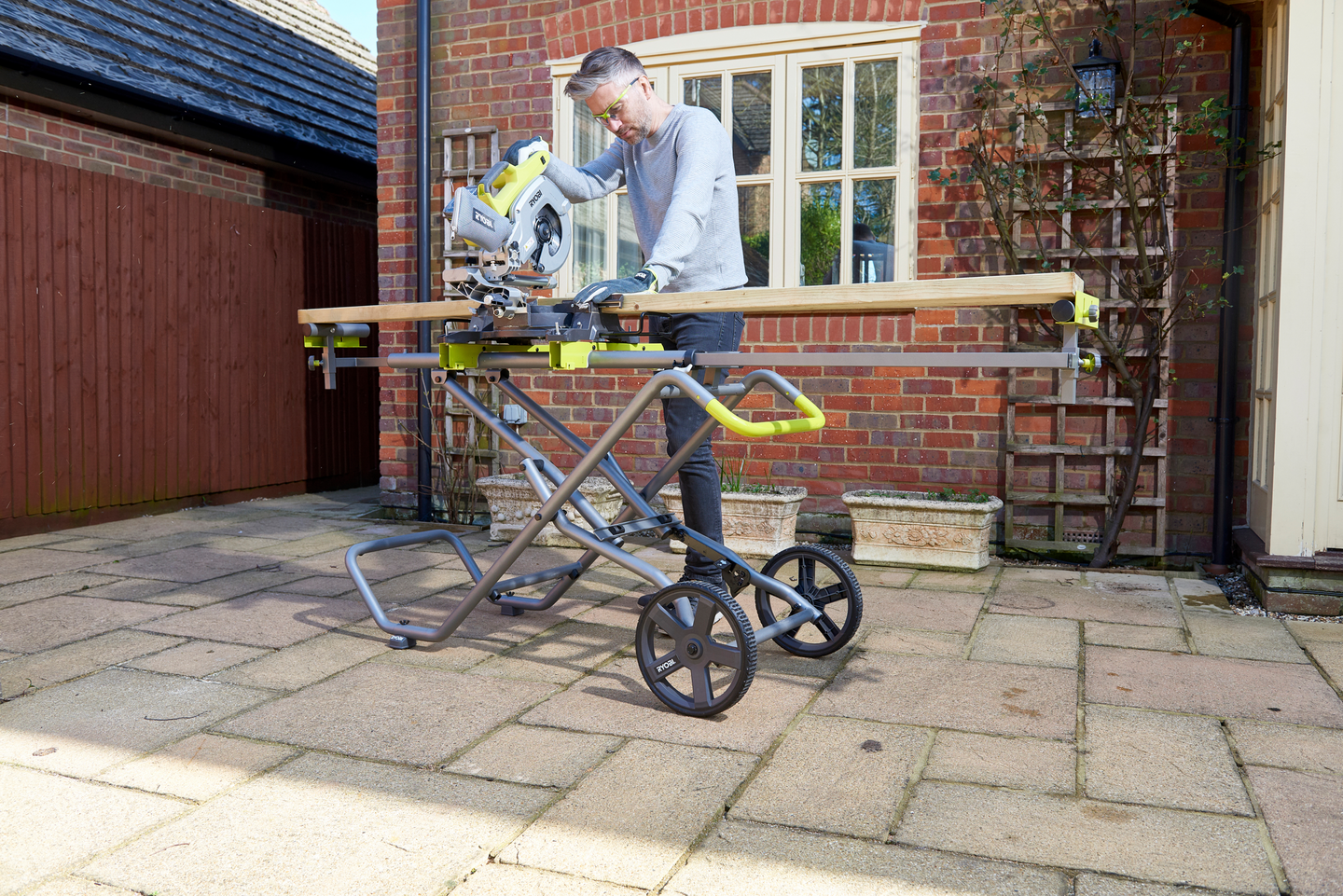 Sahapöytä Ryobi RLSW01 pyörillä