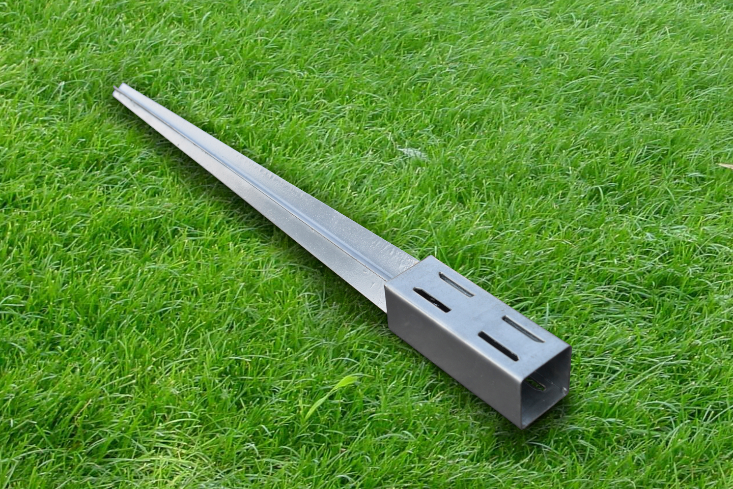 Maajalka puutolpille PROF 49x49/650mm kuumasinkitty teräs