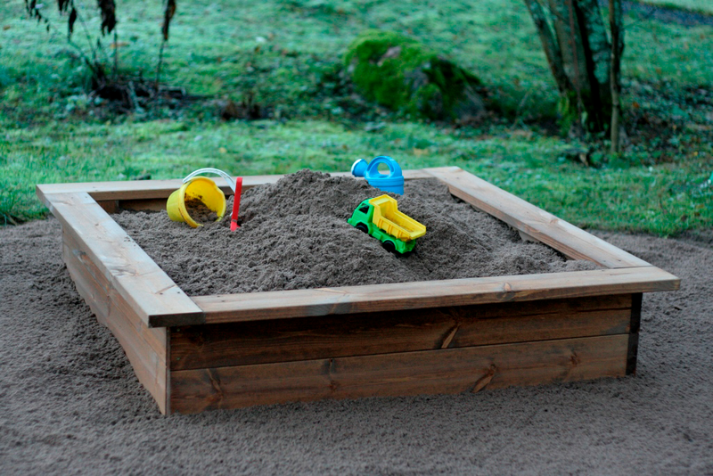 Hiekkalaatikko Miljöökoriste 120x120cm kannellinen puuvalmis