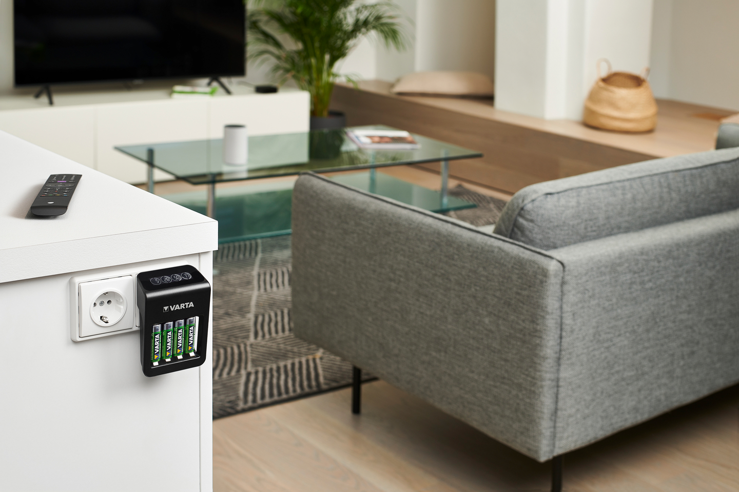 Laturi VARTA LCD Plug Charger plus 4xAA 2100mAh