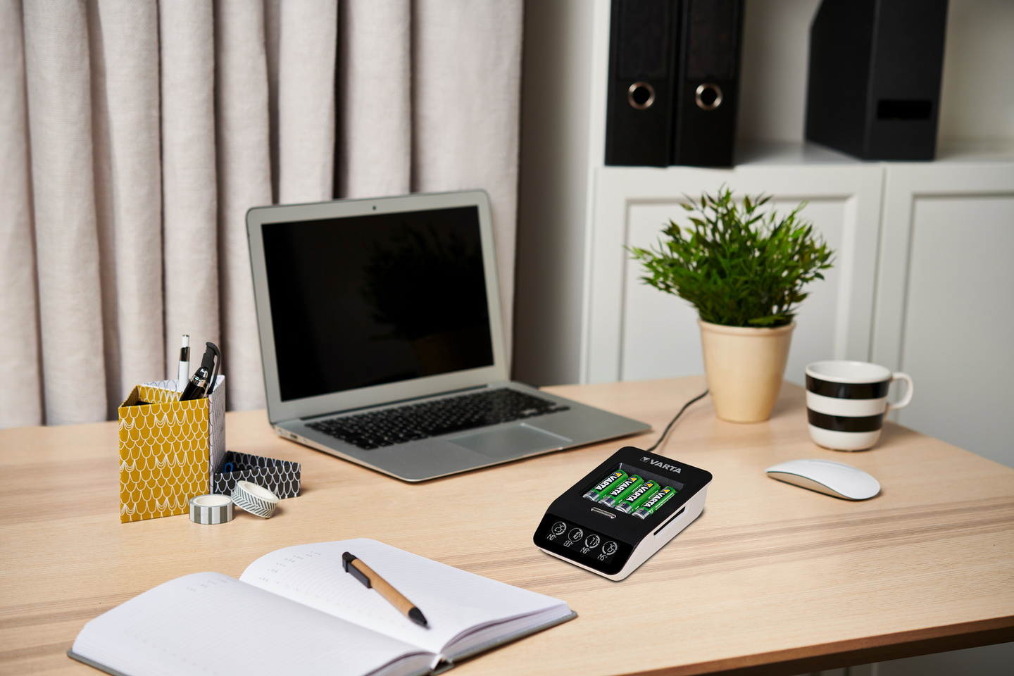 Laturi VARTA LCD Ultra Fast plus 4xAA 2100mAh ja 12V