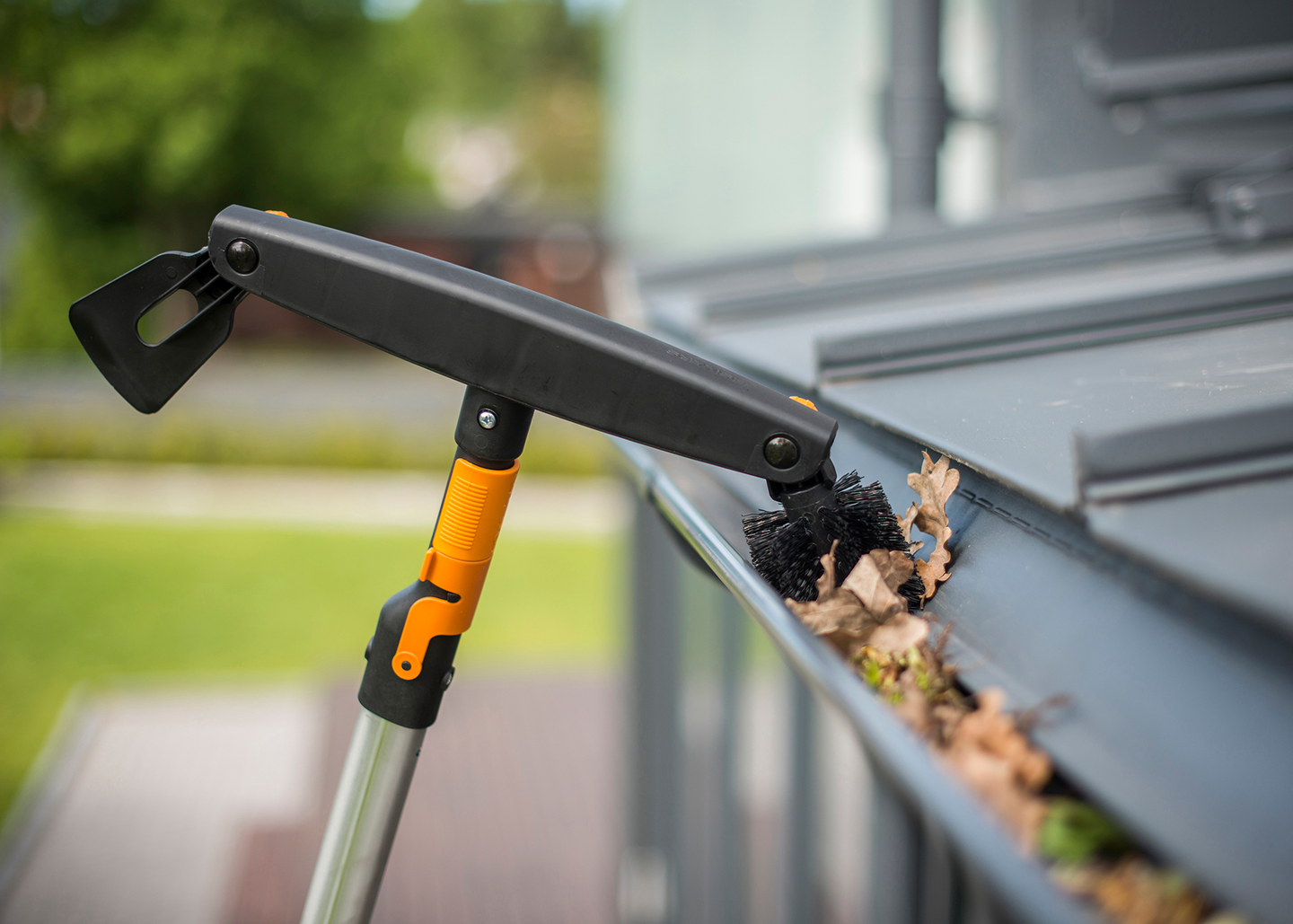 Teleskooppivarsi + räystäspuhdistin Fiskars QuikFit 1001425