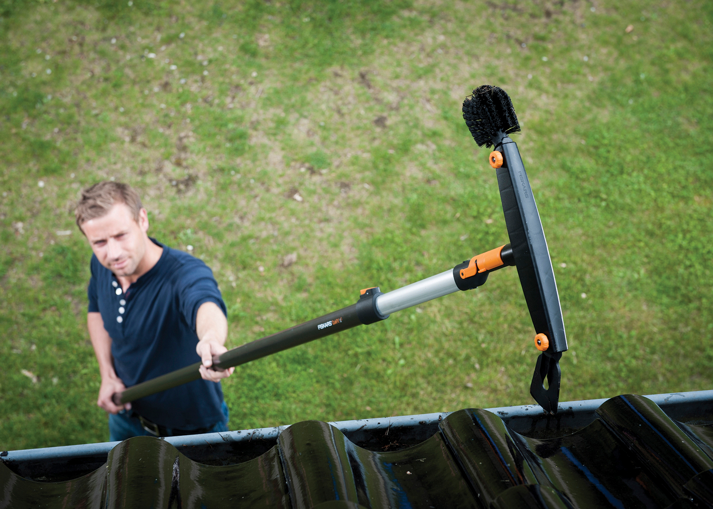 Teleskooppivarsi + räystäspuhdistin Fiskars QuikFit 1001425