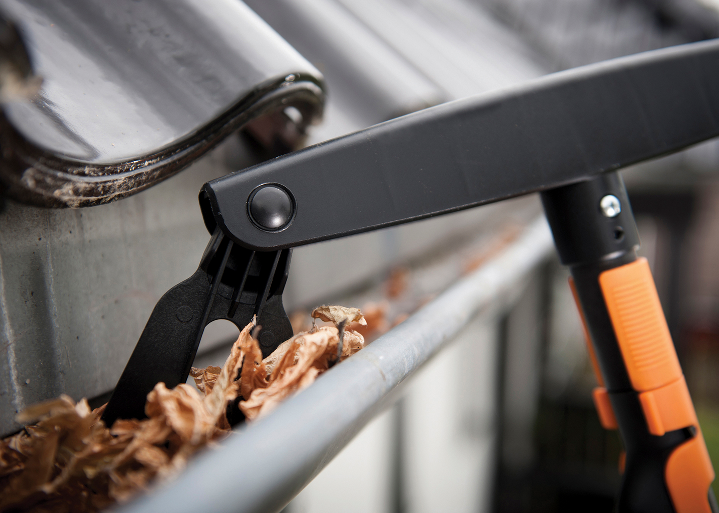 Teleskooppivarsi + räystäspuhdistin Fiskars QuikFit 1001425