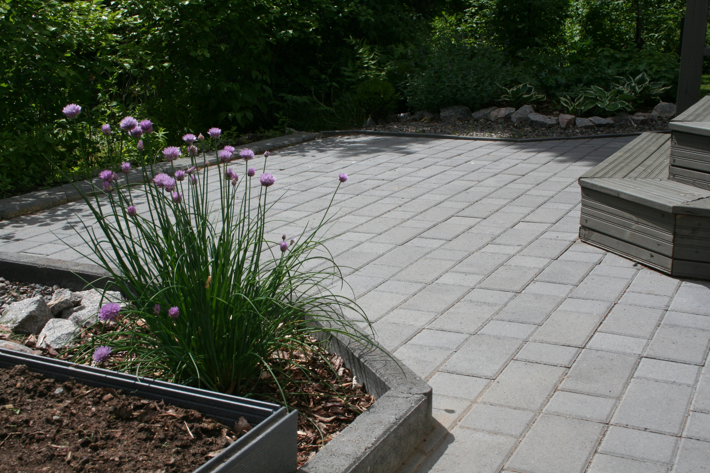 Nurmikonreunakivi HB 600x80x140mm musta 96kpl/lava 1445kg/lava