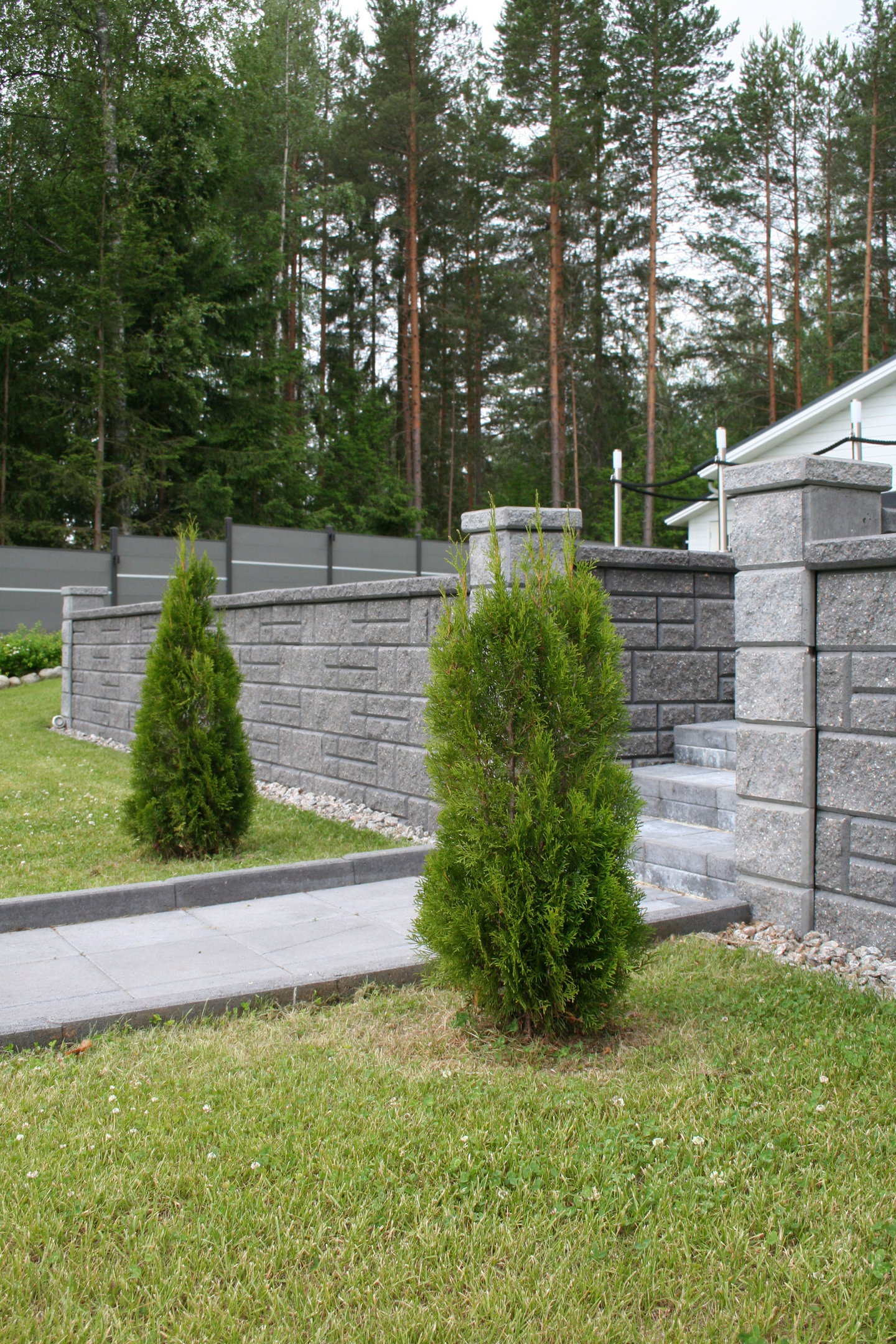 Nurmikonreunakivi HB 600x80x140mm musta 96kpl/lava 1445kg/lava