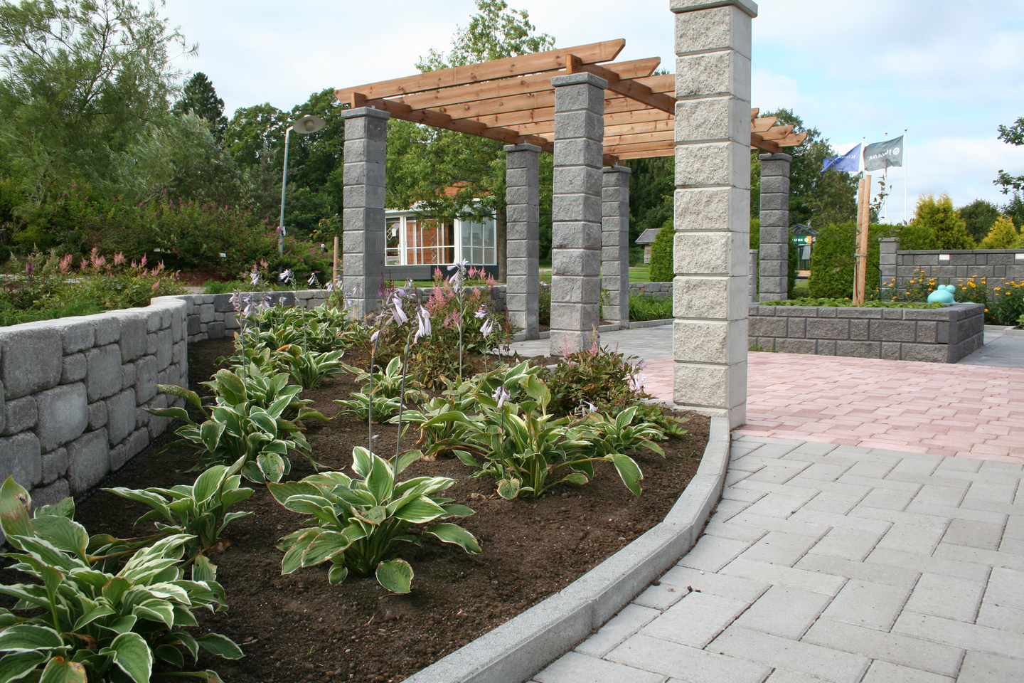 Nurmikonreunakivi HB 600x80x140mm harmaa 96kpl/lava 1445kg/lava