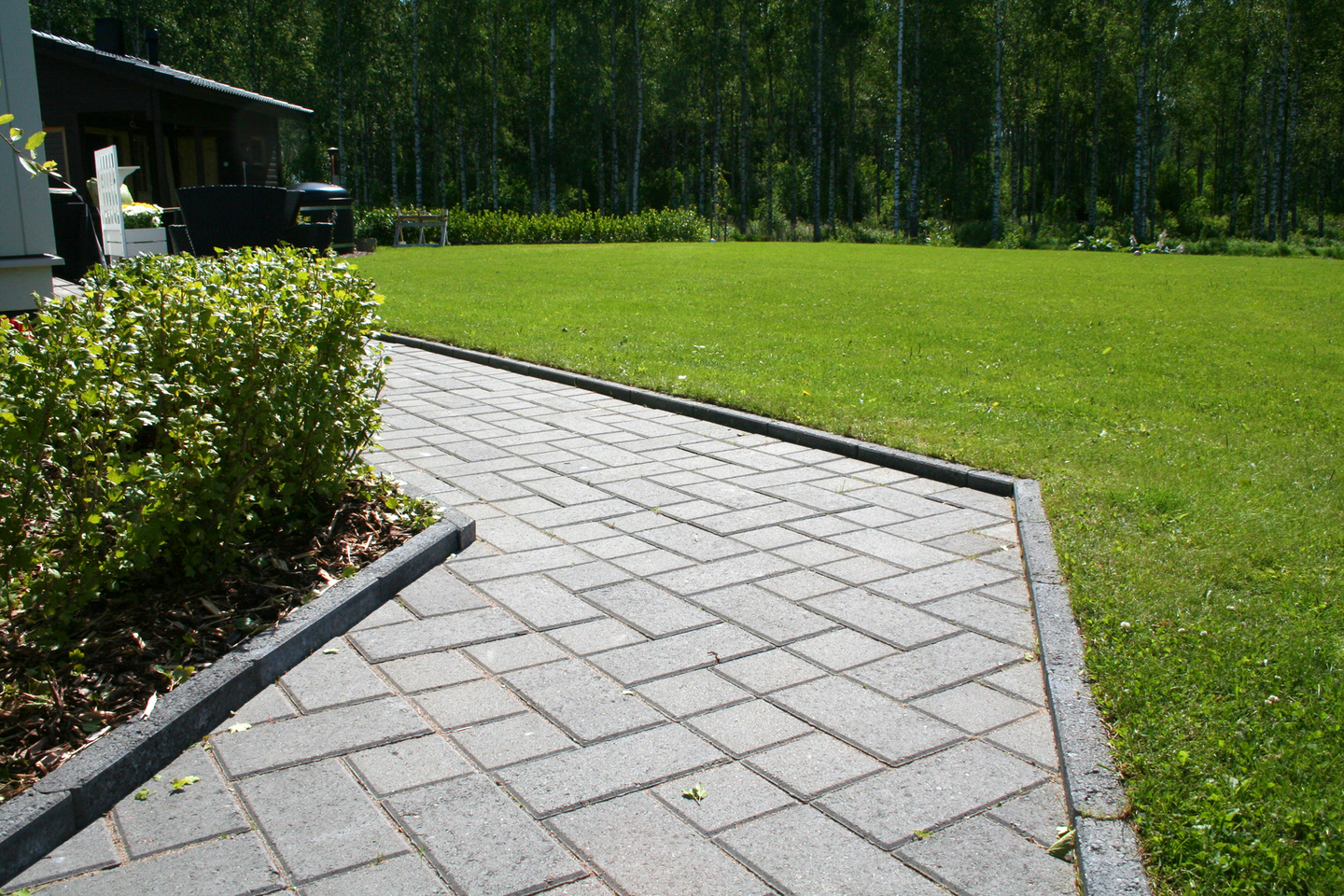 Nurmikonreunakivi HB 600x80x140mm harmaa 96kpl/lava 1445kg/lava