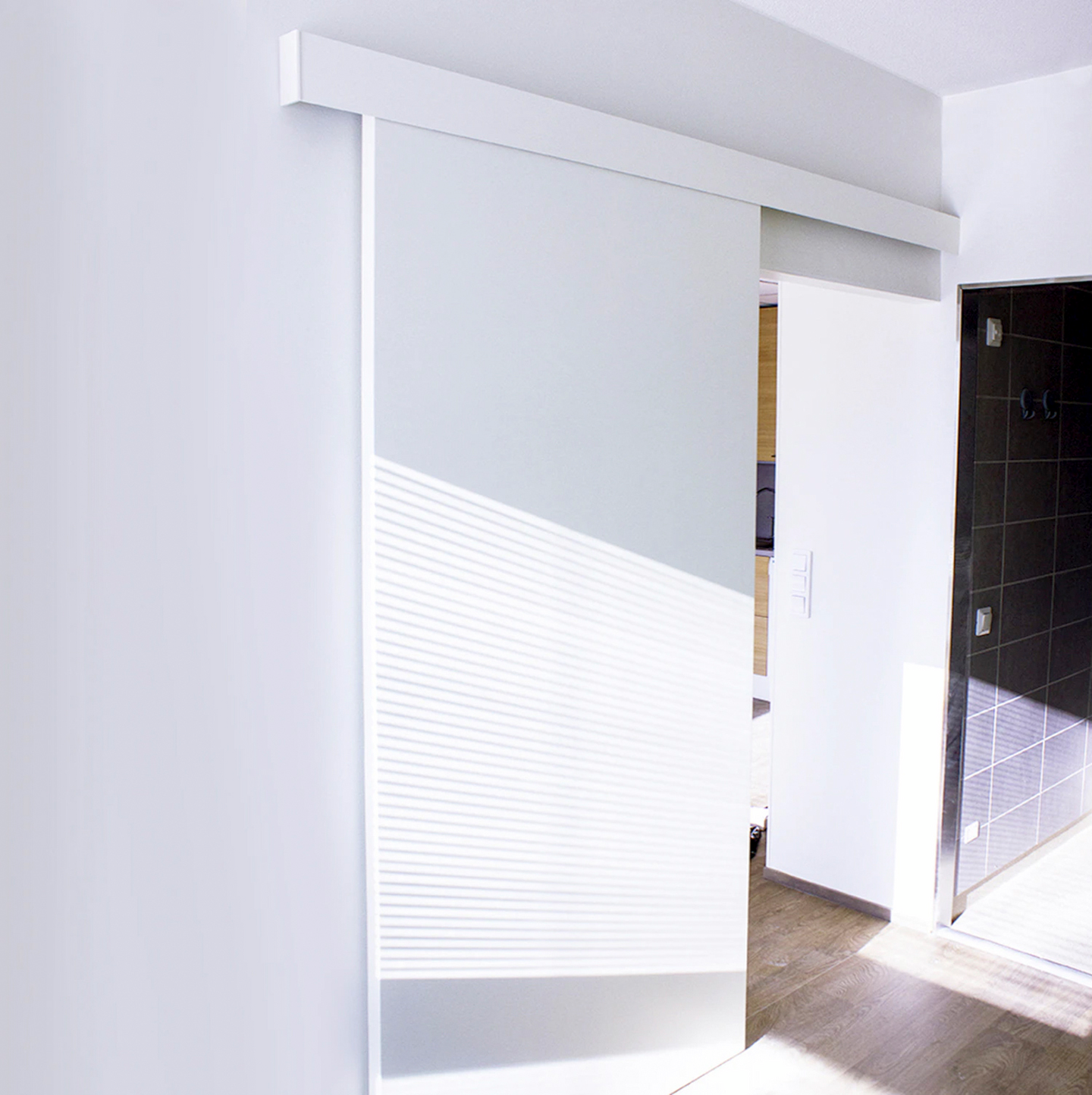 Liukuovikiskosetti Helaform valkoinen peitelevy + Soft Close 2100mm