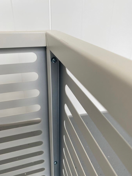 Lämpöpumpun suojakotelo Kiilax parvekemalli RAL9010