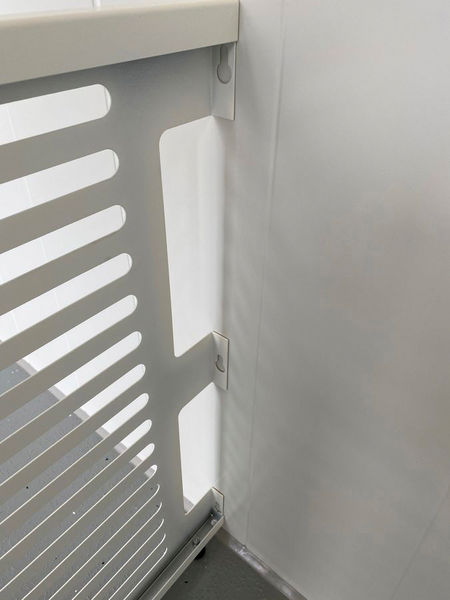 Lämpöpumpun suojakotelo Kiilax parvekemalli RAL9010