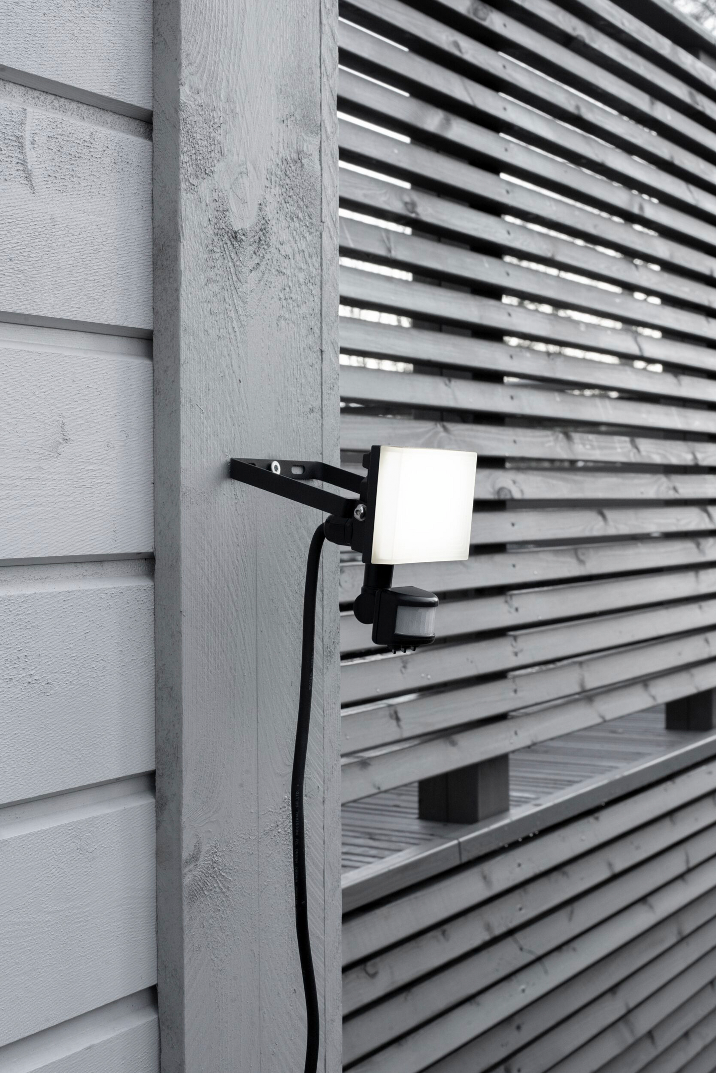 Valonheitin Airam Airflood 4000K 10W PIR musta