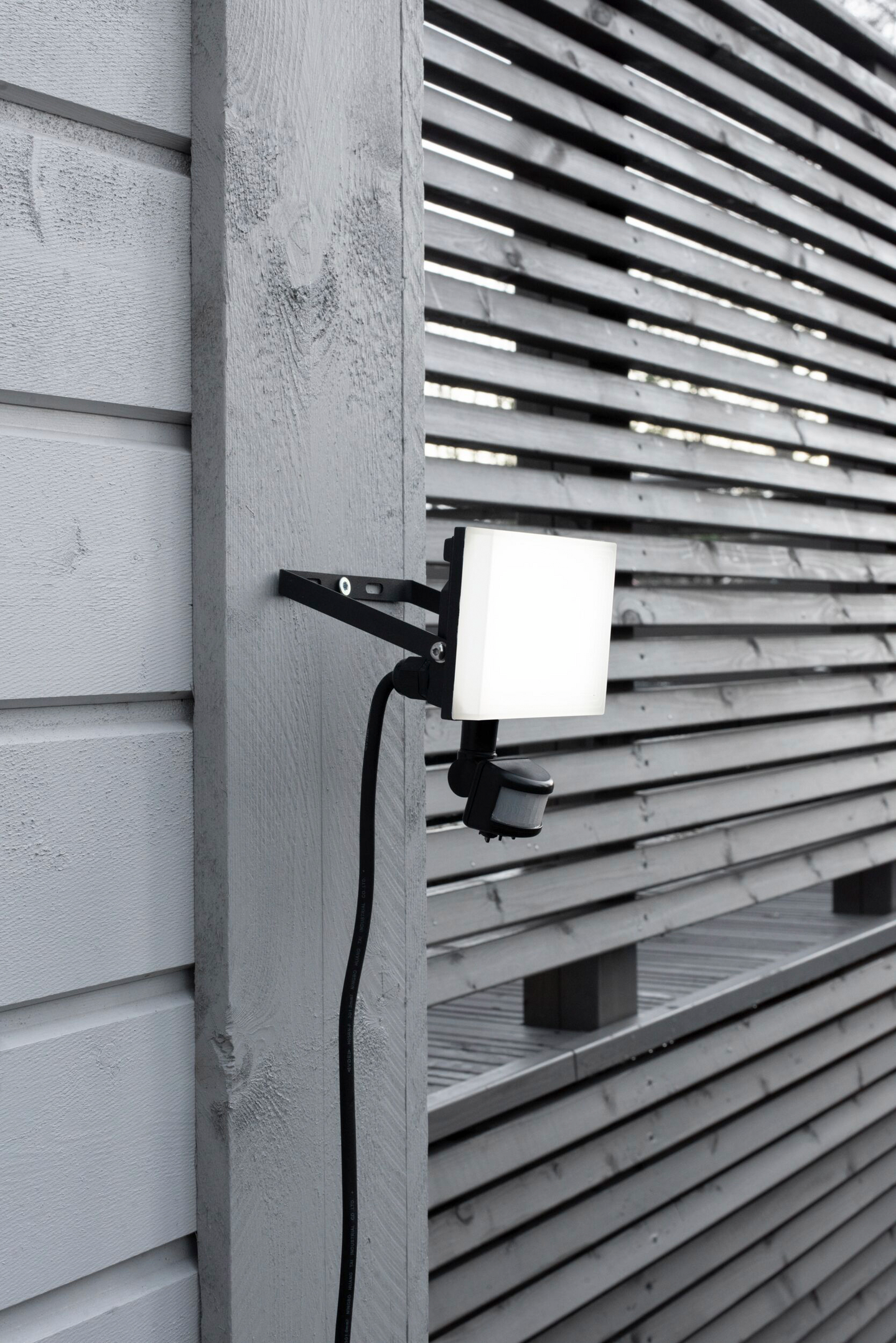 Valonheitin Airam Airflood 4000K 20W PIR musta