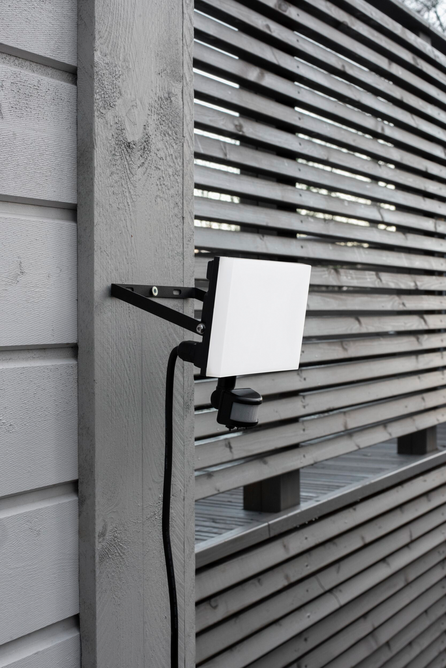 Valonheitin Airam Airflood 4000K 30W PIR musta