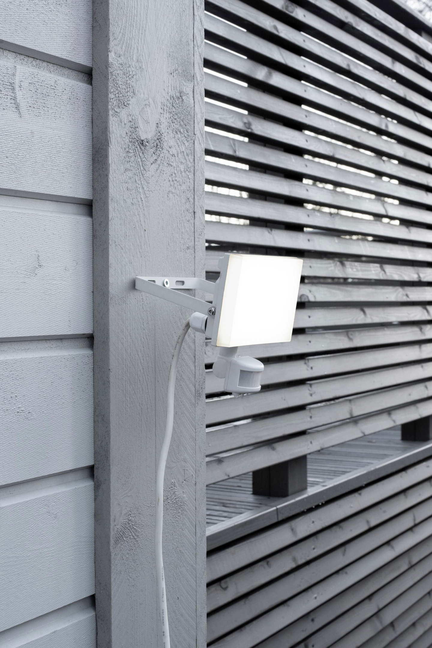 Valonheitin Airam Airflood 4000K 20W PIR valkoinen