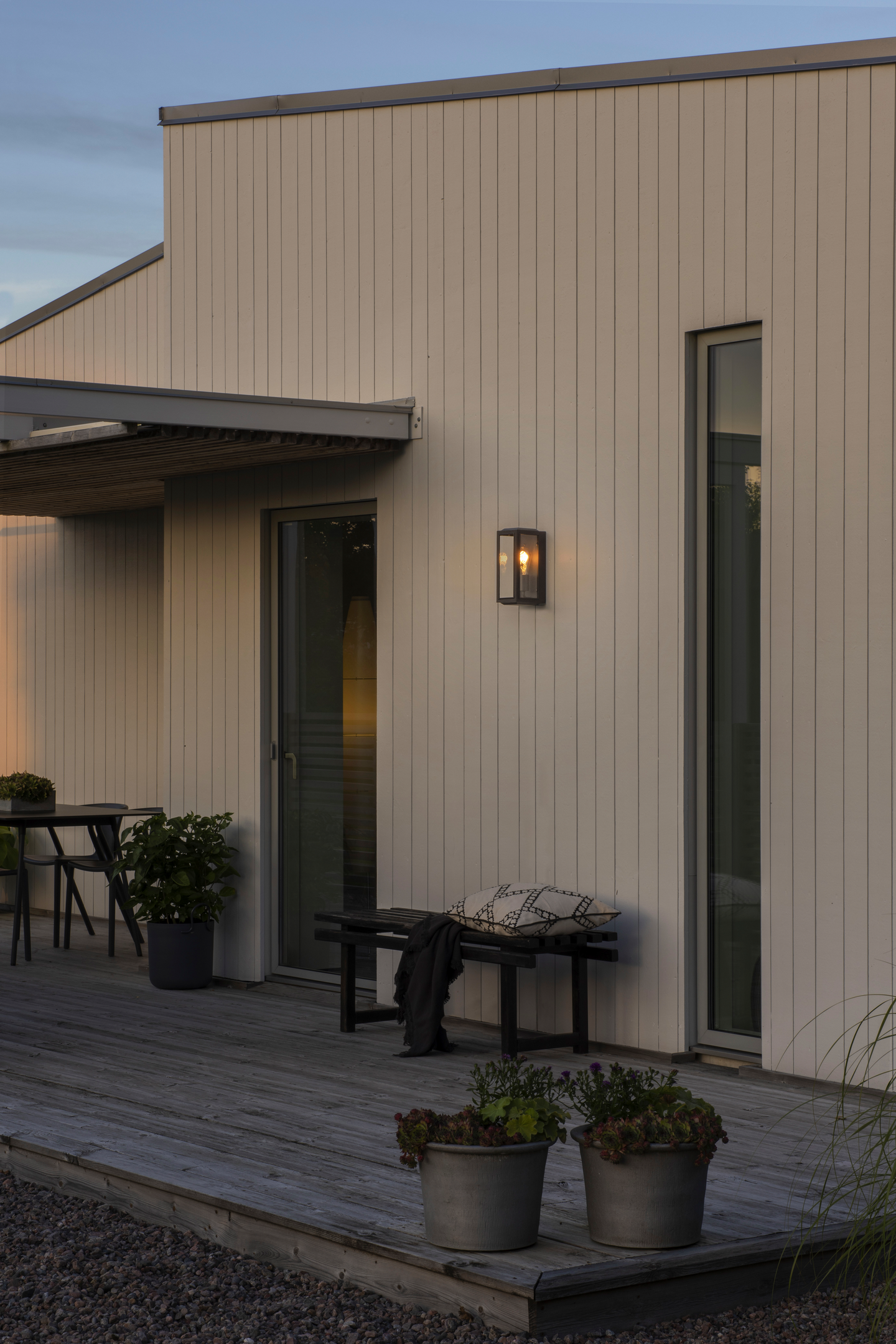 Ulkoseinävalaisin Konstmide Carpi 7348-750 IP44 E27 musta