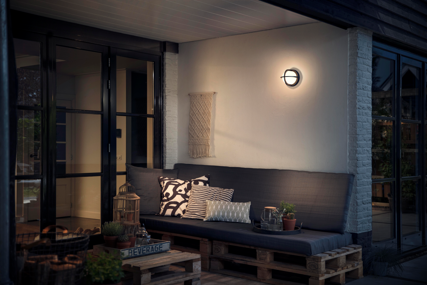 Seinävalaisin Philips Astilbe 42W musta