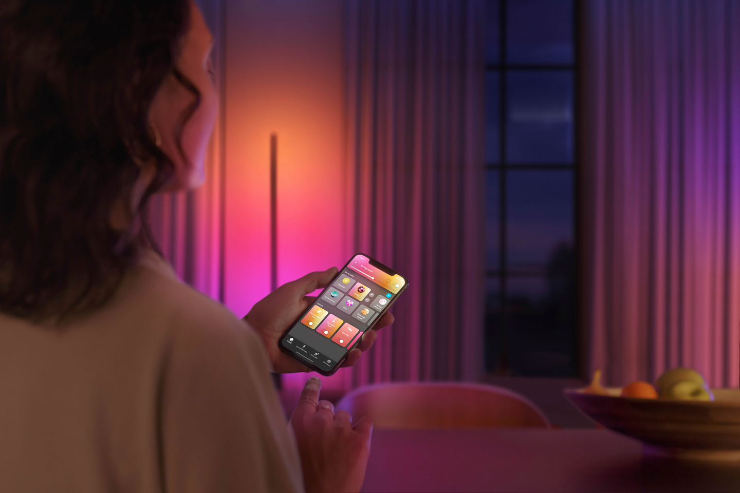 Lattiavalaisin Philips Hue Signe Gradient musta