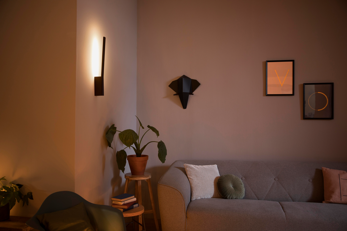 Seinävalaisin Philips Hue Liane musta 12W 24V