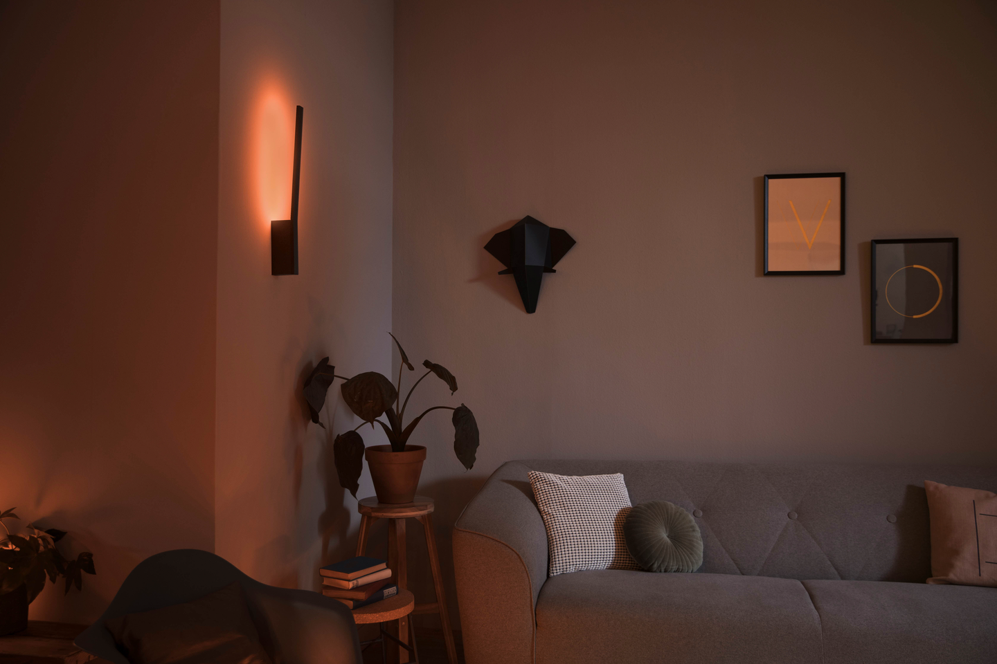 Seinävalaisin Philips Hue Liane musta 12W 24V