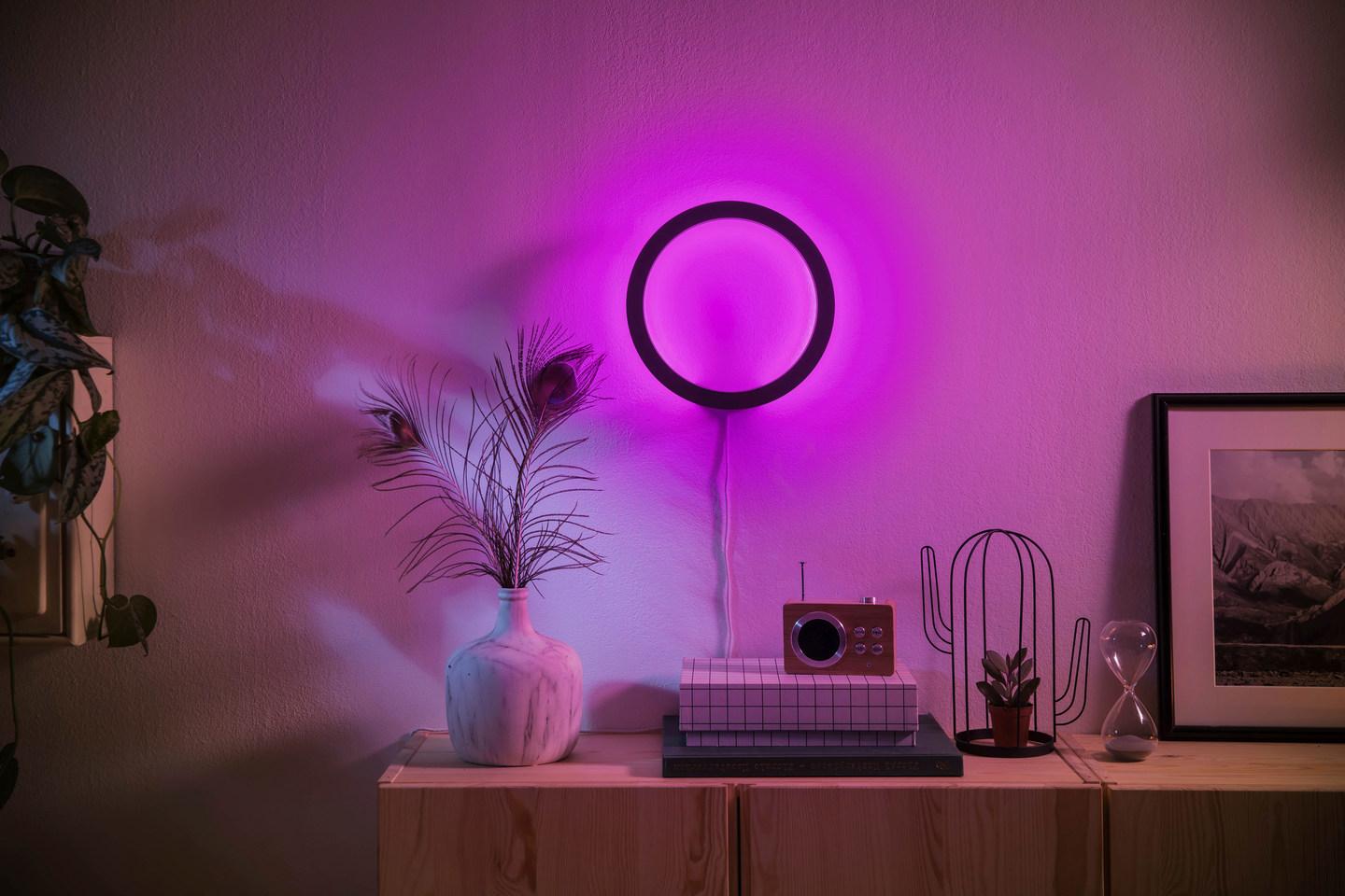 Seinävalaisin Philips Hue Sana musta 20W 24V