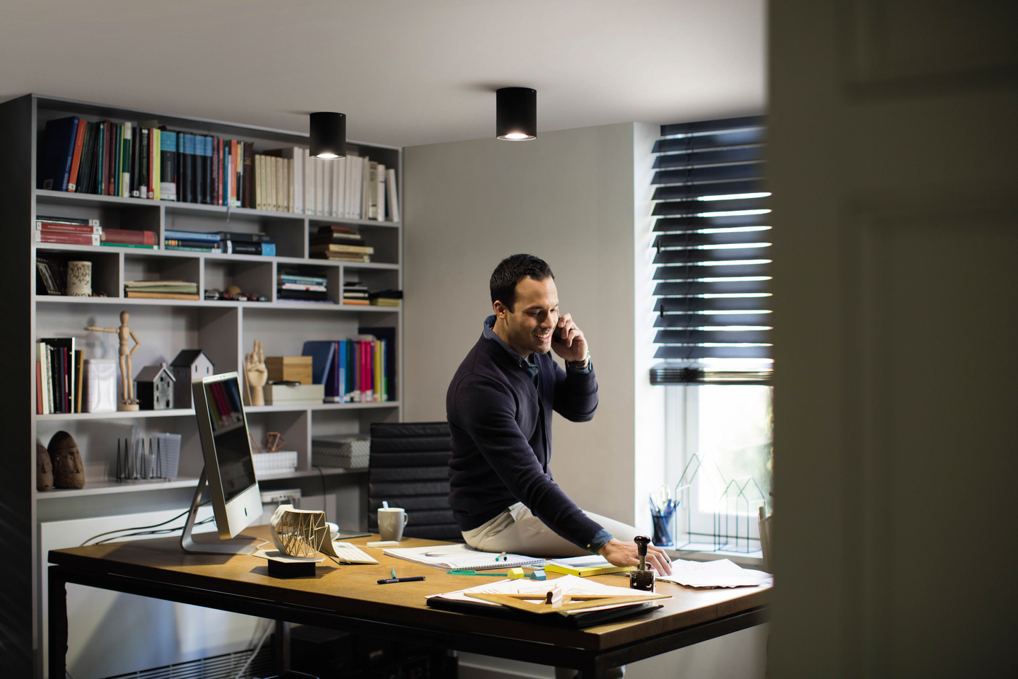 Kohdevalaisin Philips Hue Pillar musta 1x5W 230V