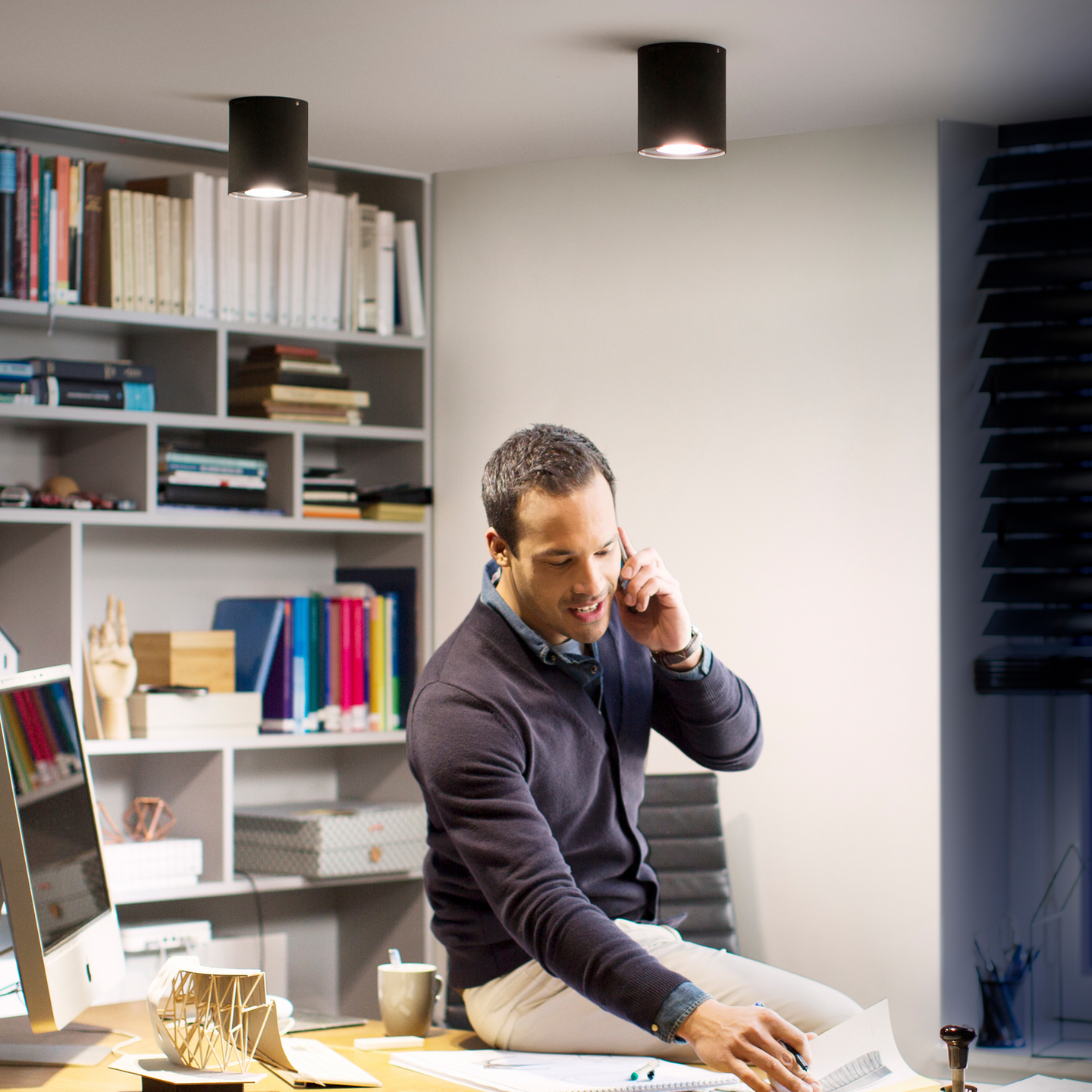 Kohdevalaisin Philips Hue Pillar musta