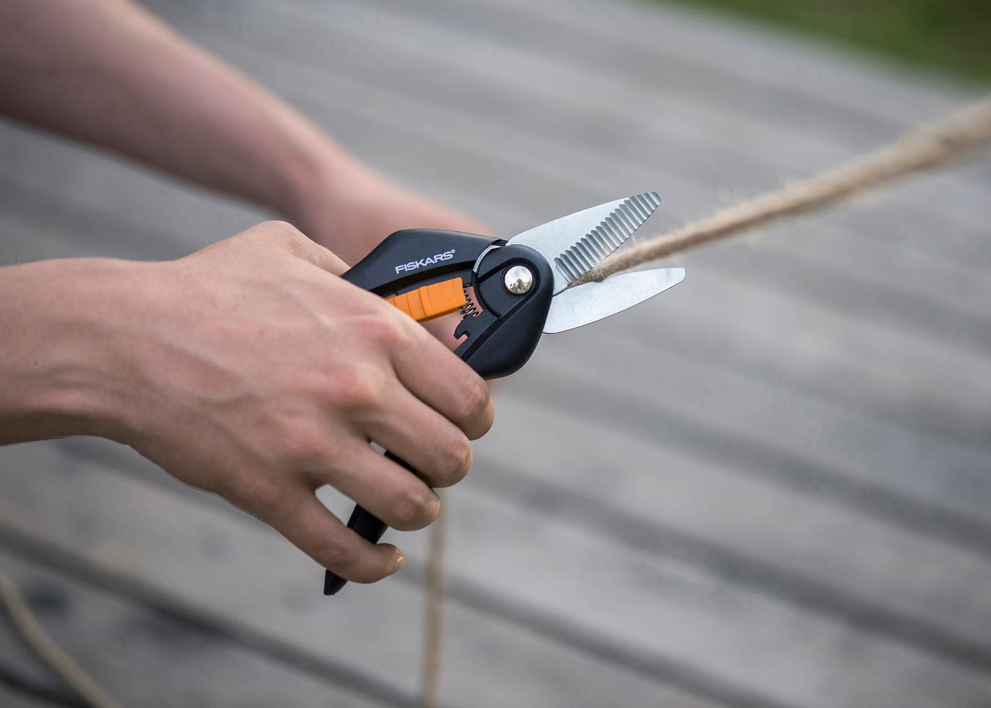 Yleisleikkuri Fiskars hammastetut terät