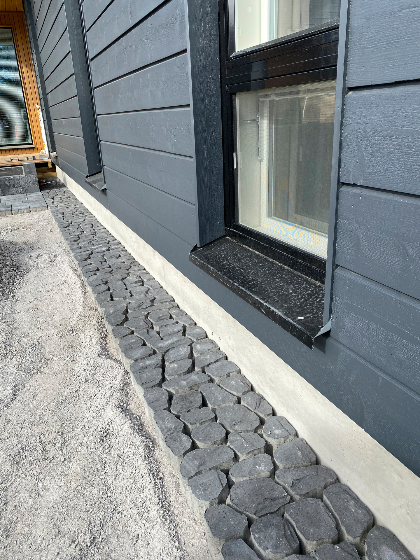 Louhikivi Rudus musta