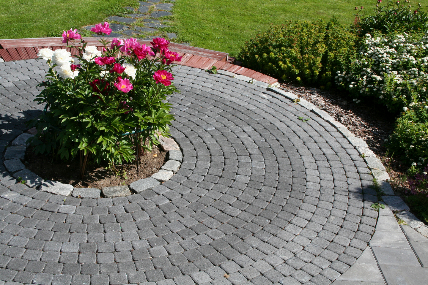 Perinnekivi HB 115x115x60mm musta