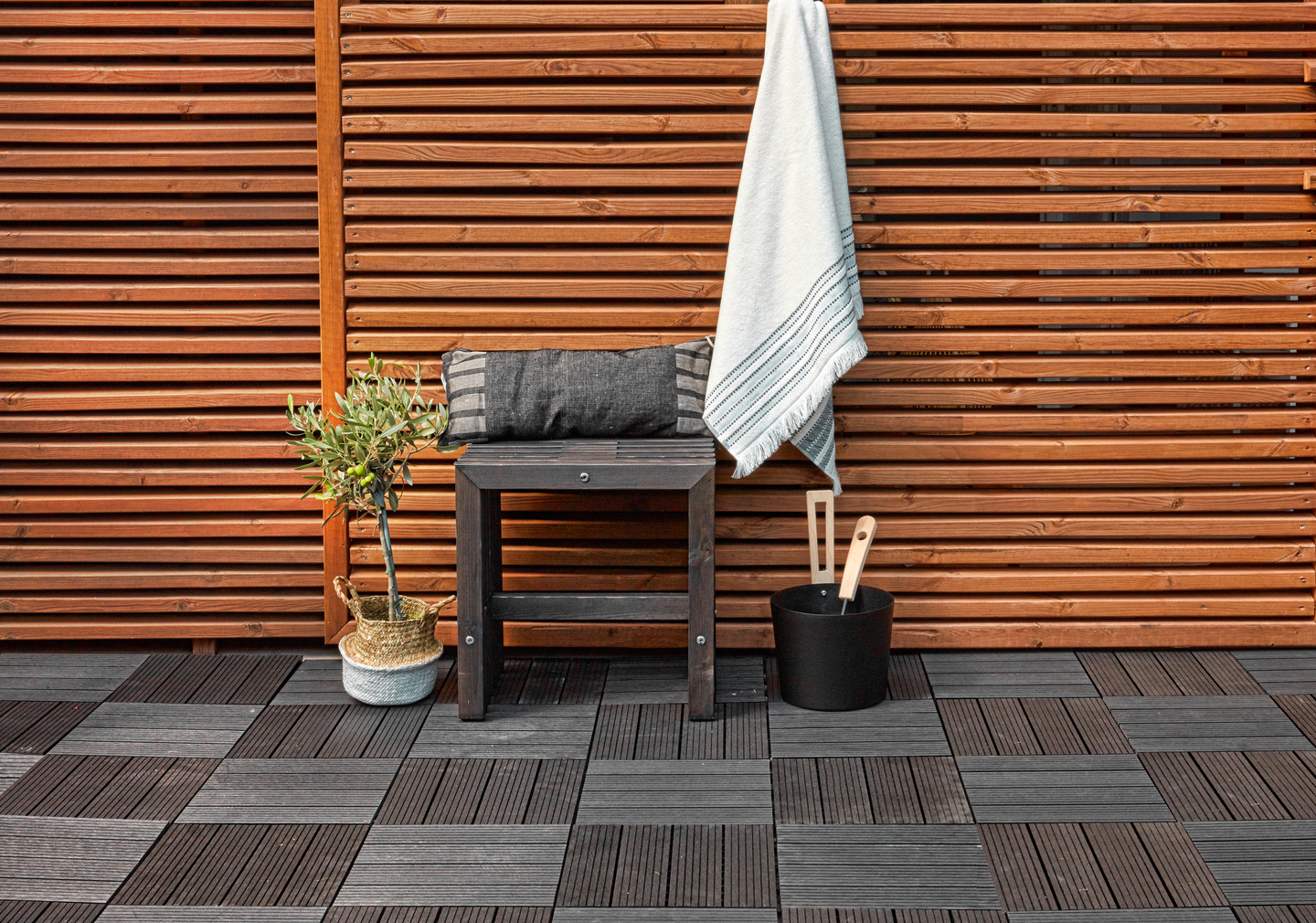 Puukomposiittilaatta Cello tumman harmaa 30x30x2,2 uritettu pinta