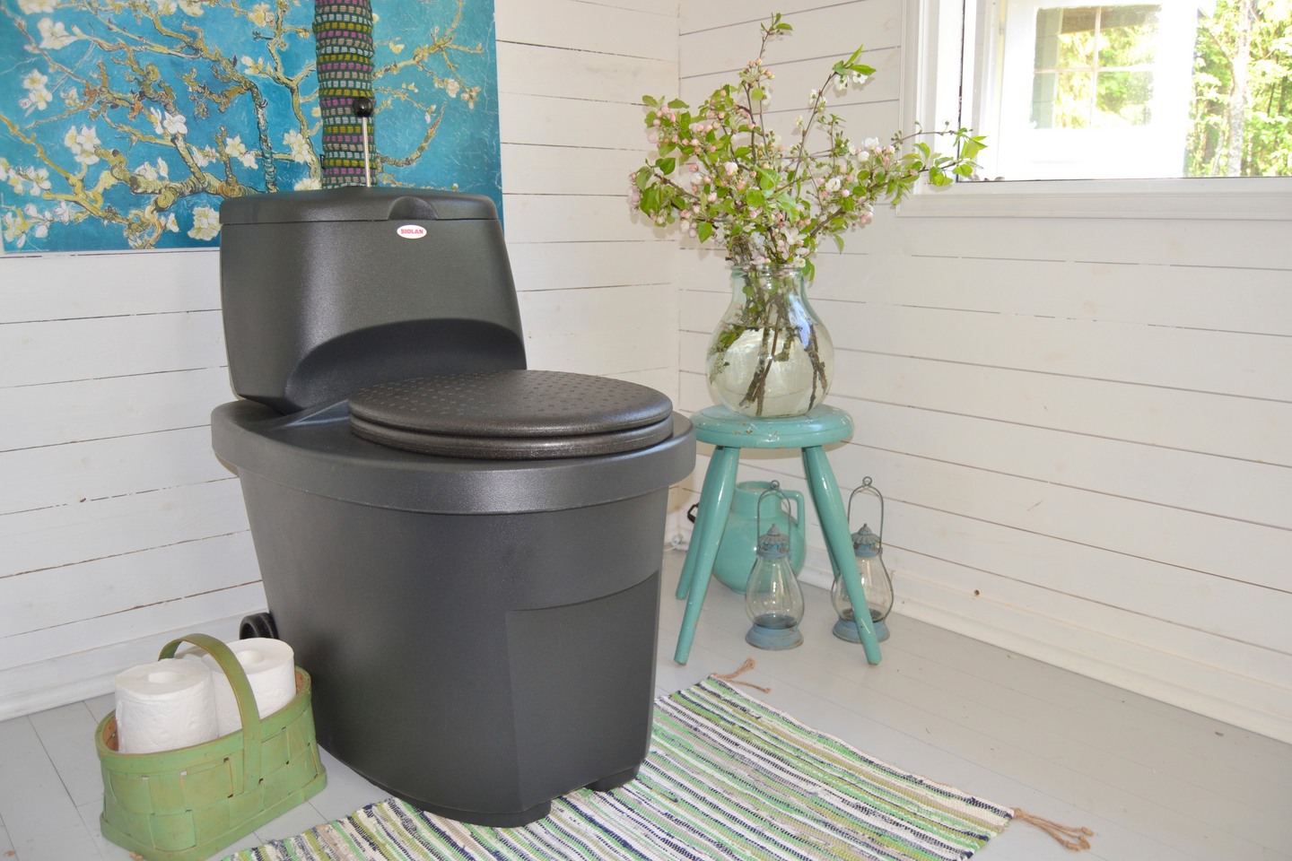 Kuivikekäymälä Biolan erotteleva harmaa