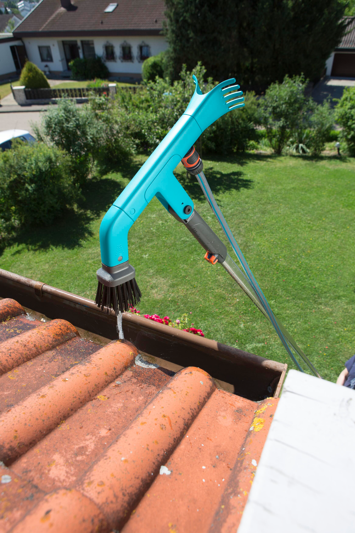 Räystään puhdistusharja varrella Gardena CombiSystem