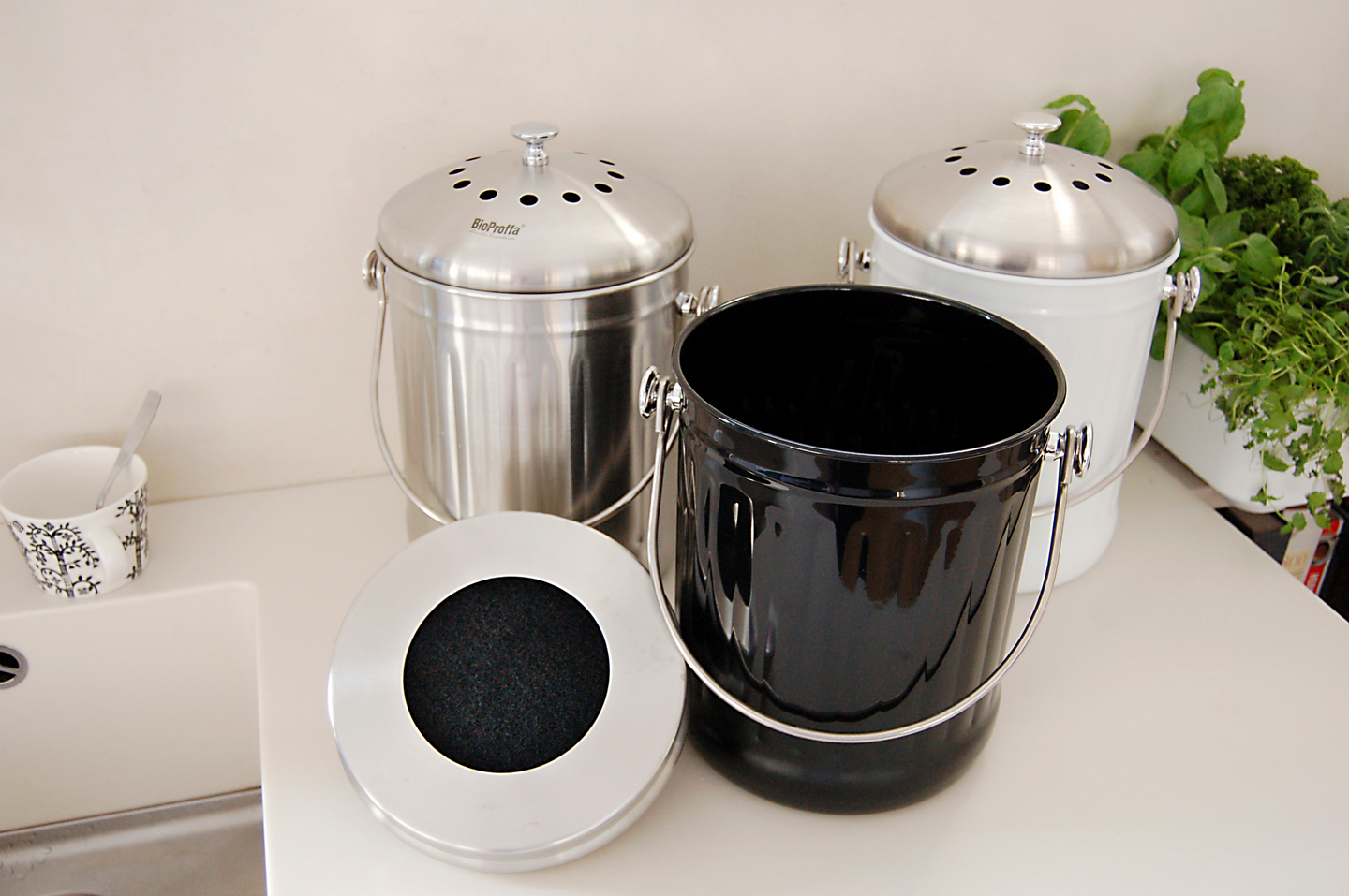 Keruuastia BioProffa musta metallinen 5l aktiivihiilisuodattimella hajuton