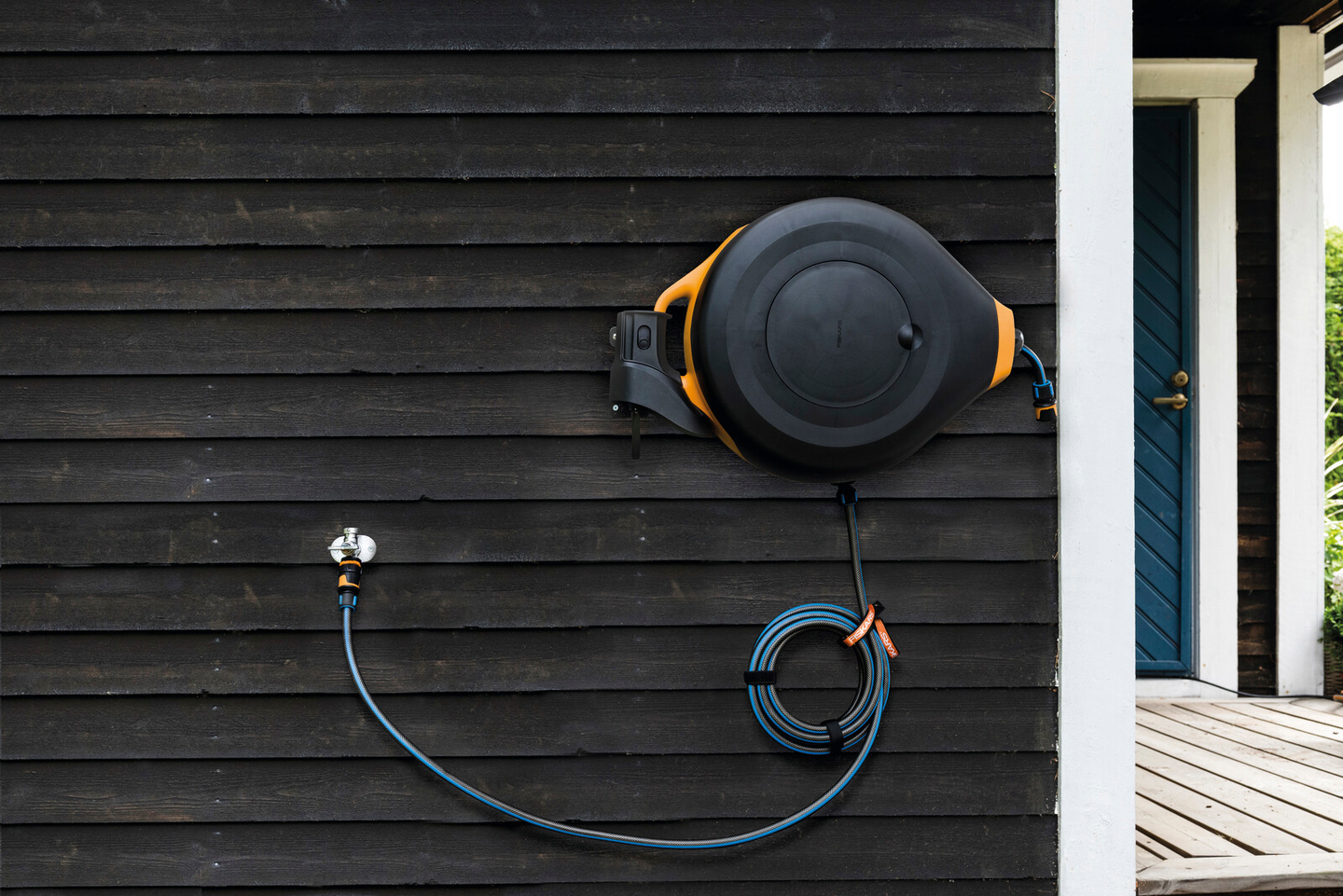 Seinäkiinnike kastelukelalle Fiskars XL